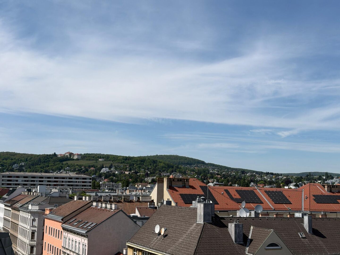 Helle Maisonette Dachgeschoss-Wohnung mit tollem Ausblick | inklusive Garage | Dachterrasse | 2 Gehminuten zur U3 Ottakring