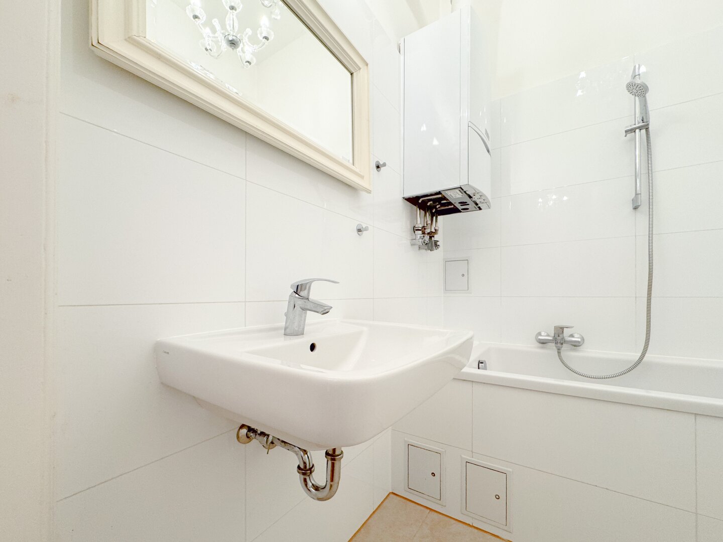 Hochwertig saniertes Altbaujuwel – großzügige 2,5 Zimmer | ca. 79 m² | Lift & Klima | U6 Alserstraße | 43/44