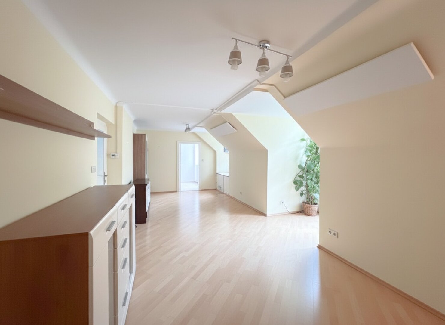 Dachgeschosswohnung im 18. | 2 Zimmer | ruhig, gepflegt | nahe Pötzleinsdorf