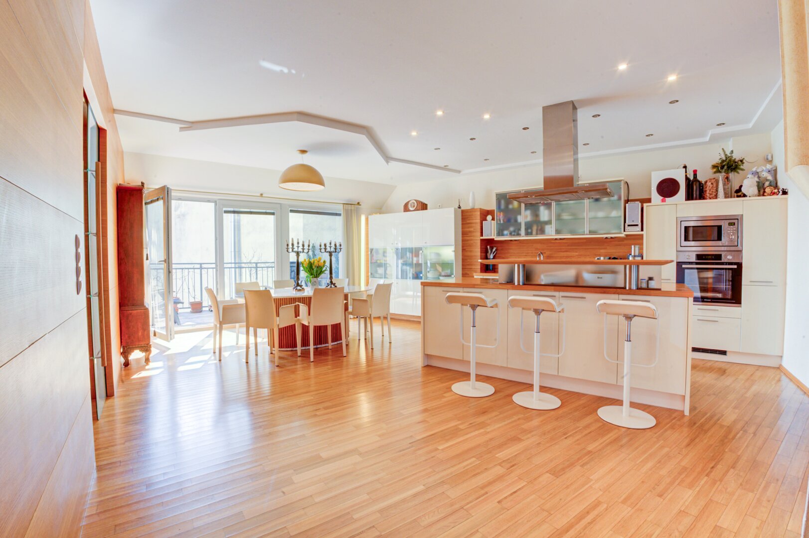 Großzügige Dachgeschosswohnung in Bestlage mit drei Terrassen und Fernblick über den Süden - Nähe Haus des Meeres | U3 Neubaugasse