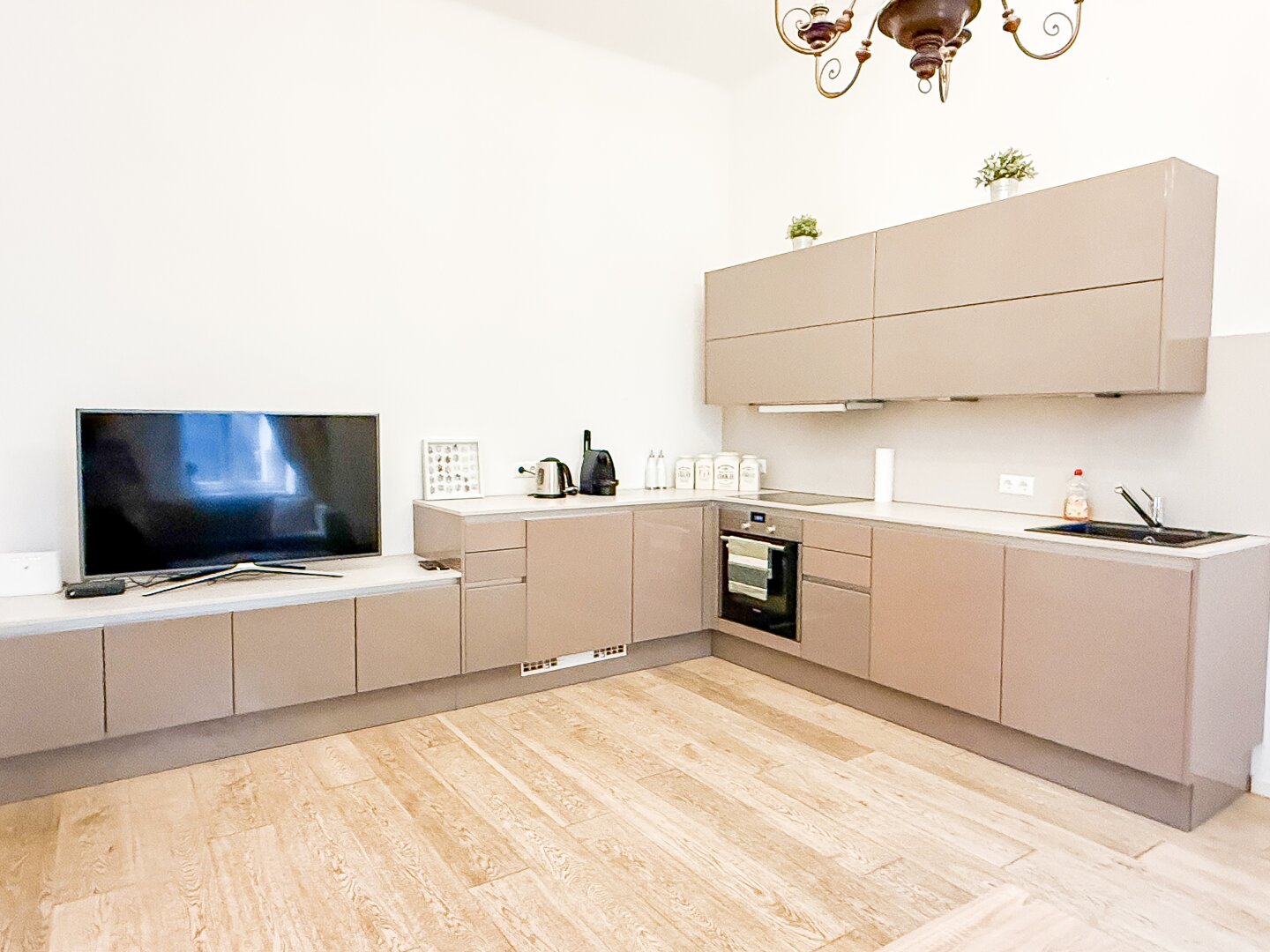 Ruhige Innenhof-Wohnung nähe MuseumsQuartier – Stilvoll sanierte 2-Zimmer-Wohnung I Fußbodenheizung I Altbau