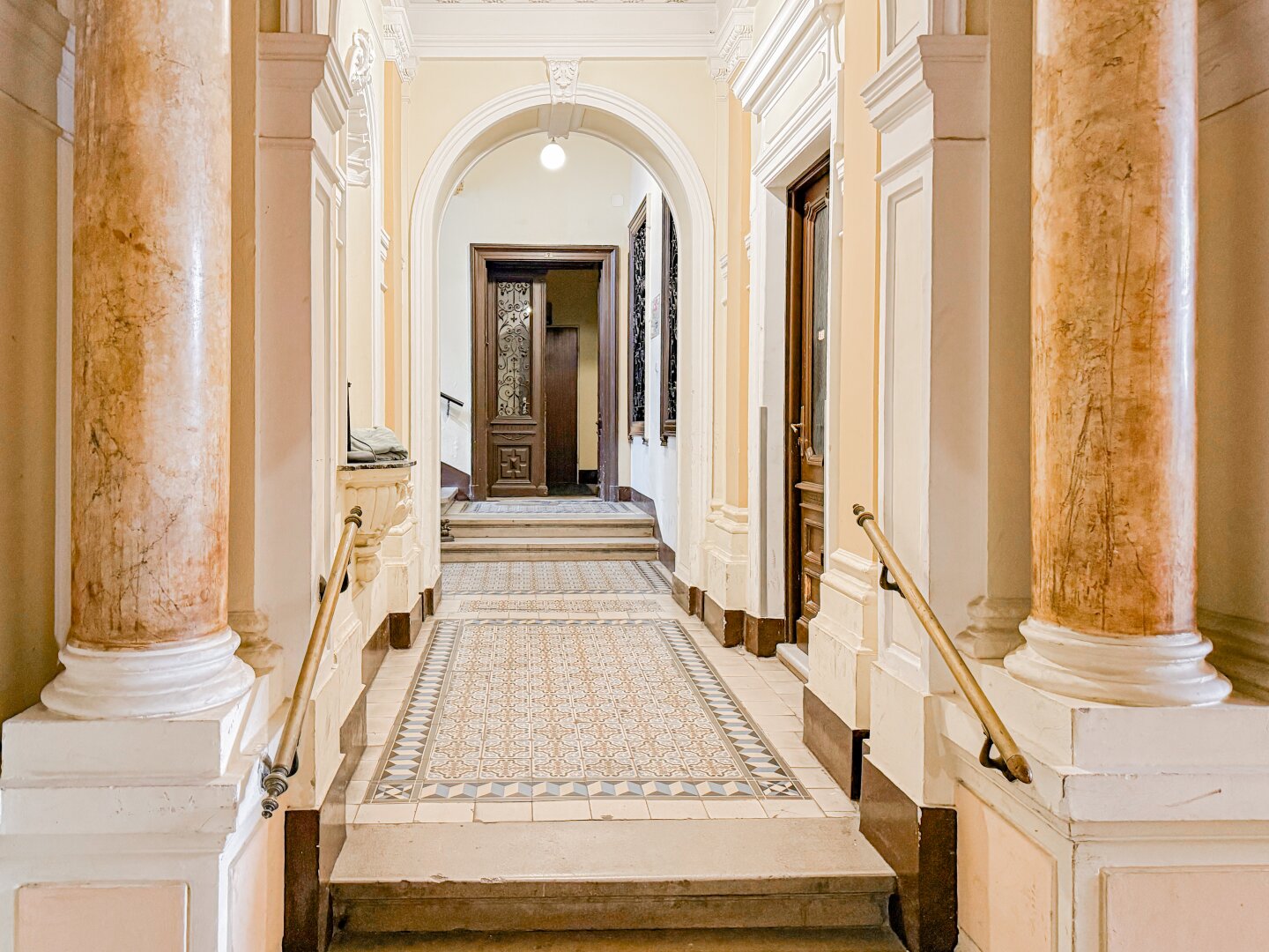 Ruhige Innenhof-Wohnung nähe MuseumsQuartier – Stilvoll sanierte 2-Zimmer-Wohnung I Fußbodenheizung I Altbau