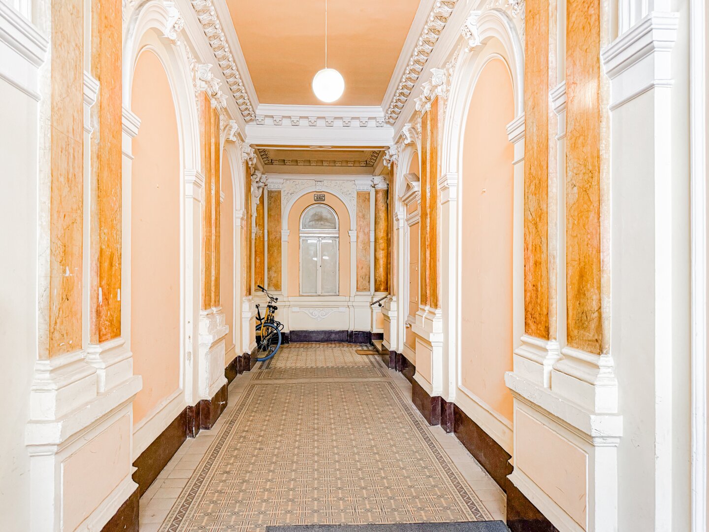 Ruhige Innenhof-Wohnung nähe MuseumsQuartier – Stilvoll sanierte 2-Zimmer-Wohnung I Fußbodenheizung I Altbau