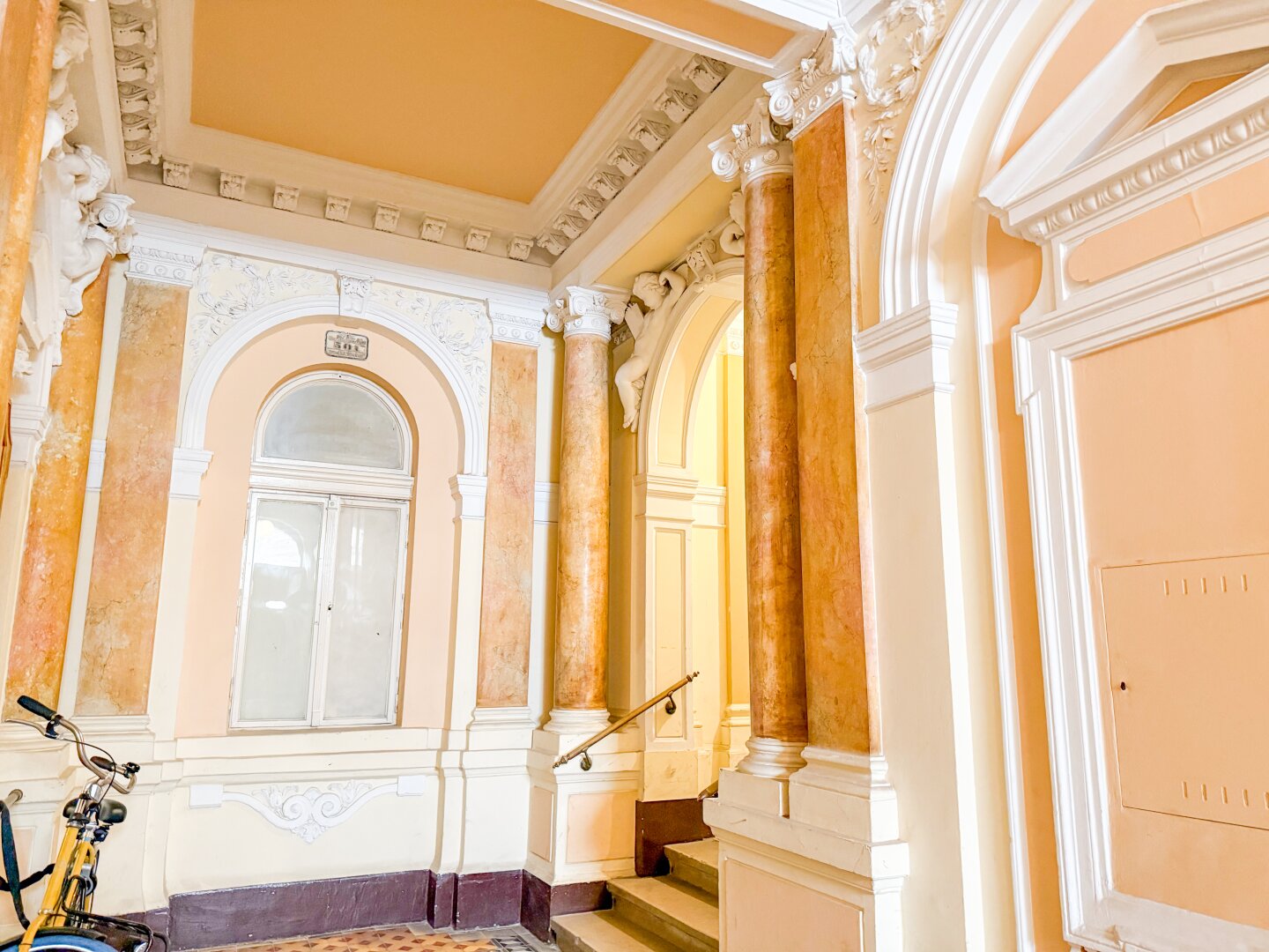 Ruhige Innenhof-Wohnung nähe MuseumsQuartier – Stilvoll sanierte 2-Zimmer-Wohnung I Fußbodenheizung I Altbau