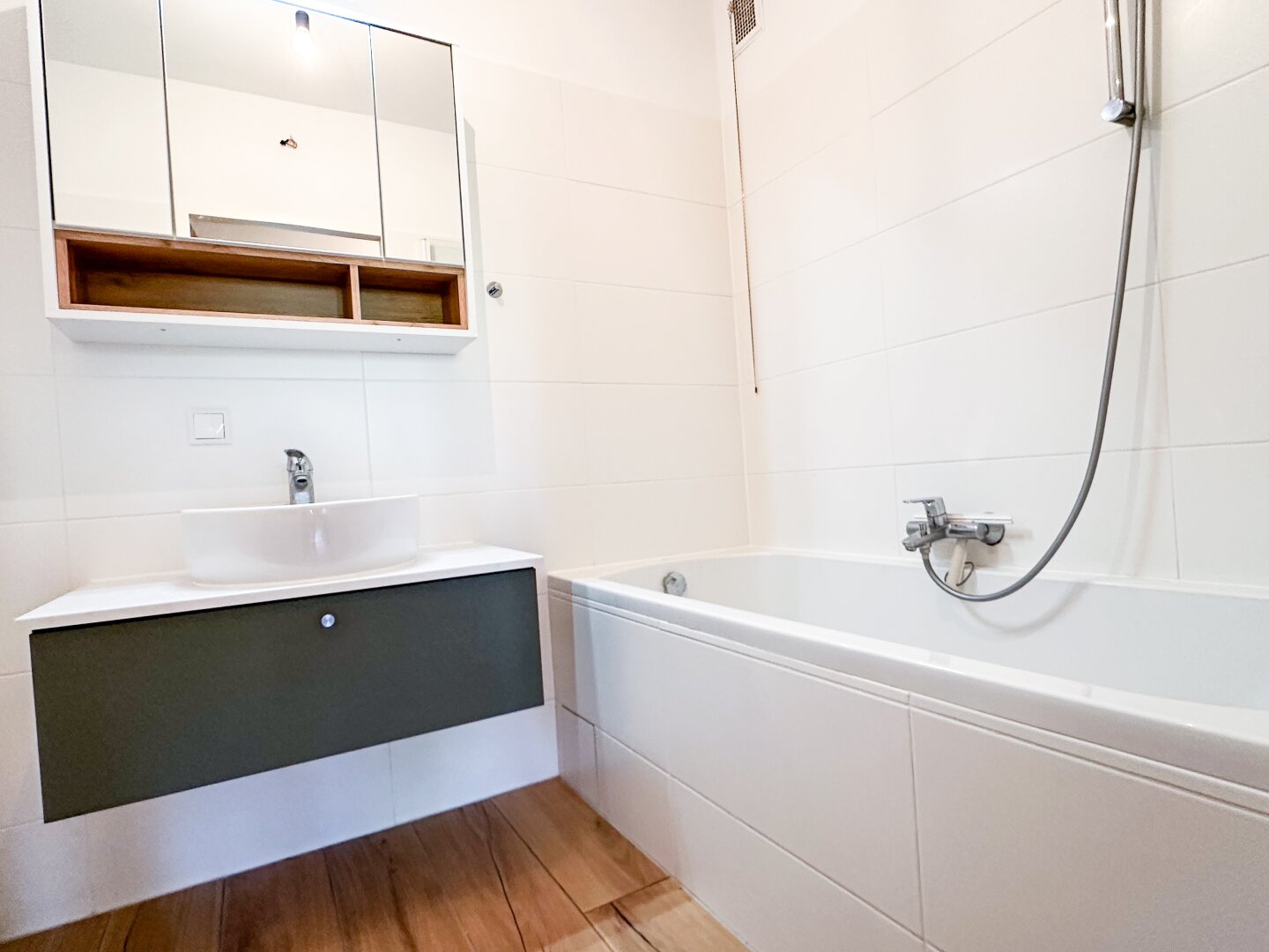 Exklusives Wohnen in Neuwaldegg – 4 Zimmer | Große Loggia | Renoviert | Absolute Ruhelage & Blick ins Grüne