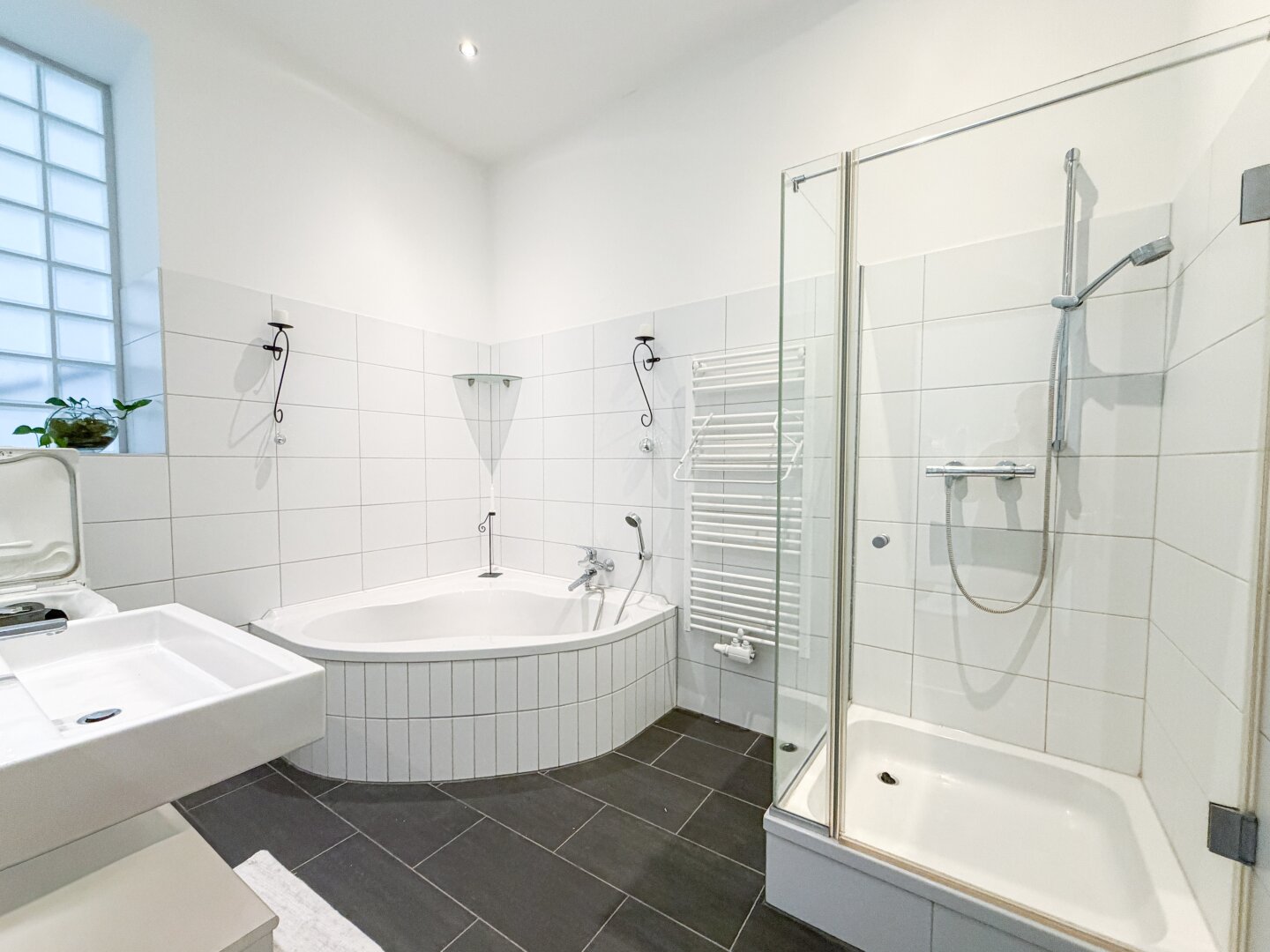 ++ Lichtdurchflutete 2-Zimmer-Wohnung in Bestlage 1060 I Lift I hauseigenes Schwimmbad mit Gegenstromanlage & Sauna ++