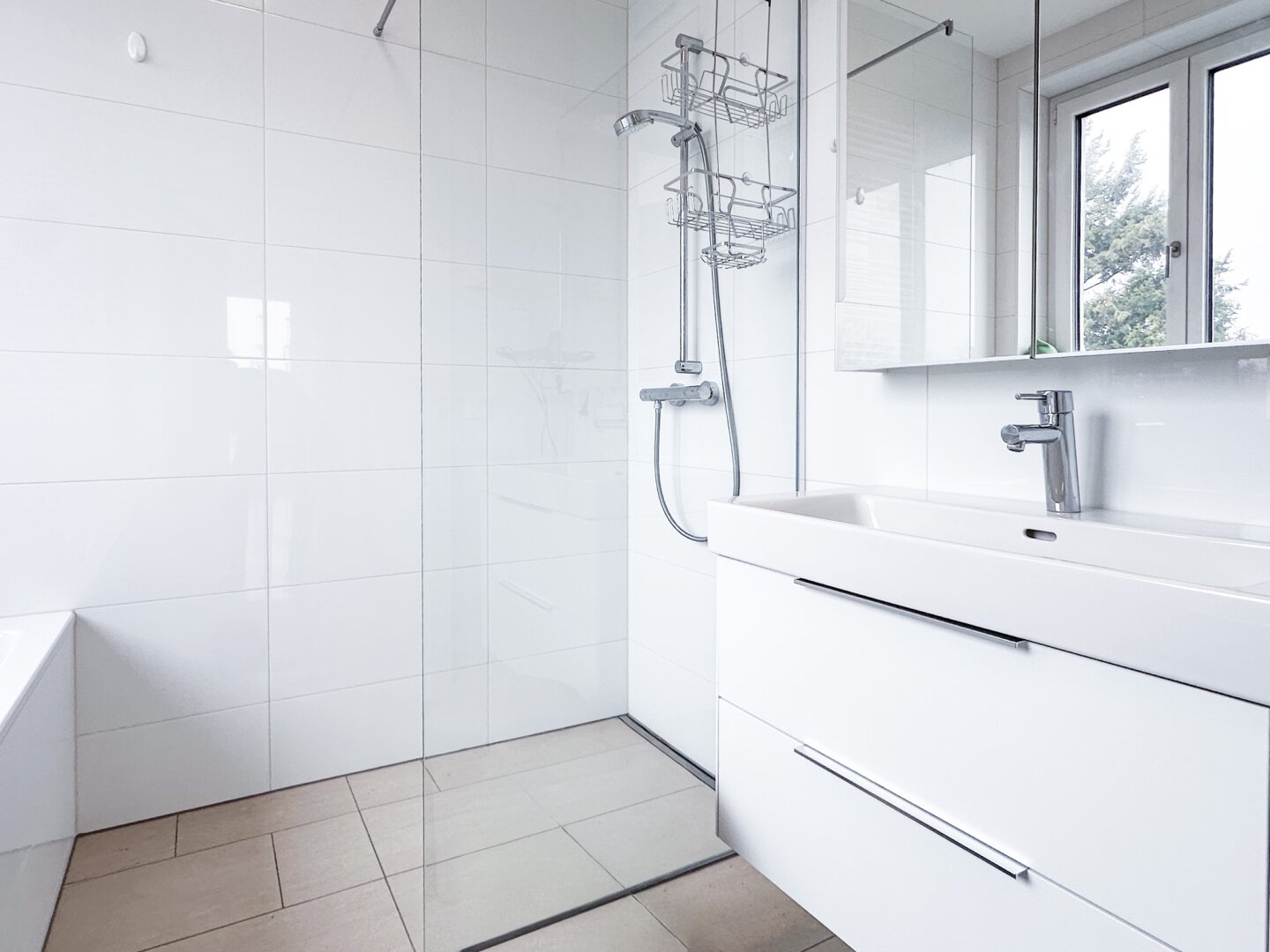 Traumhafte 3-Zimmerwohnung mit großer Dachterrasse: TOP-Zustand | Klimaanlage | Garagenplatz | Ruhelage