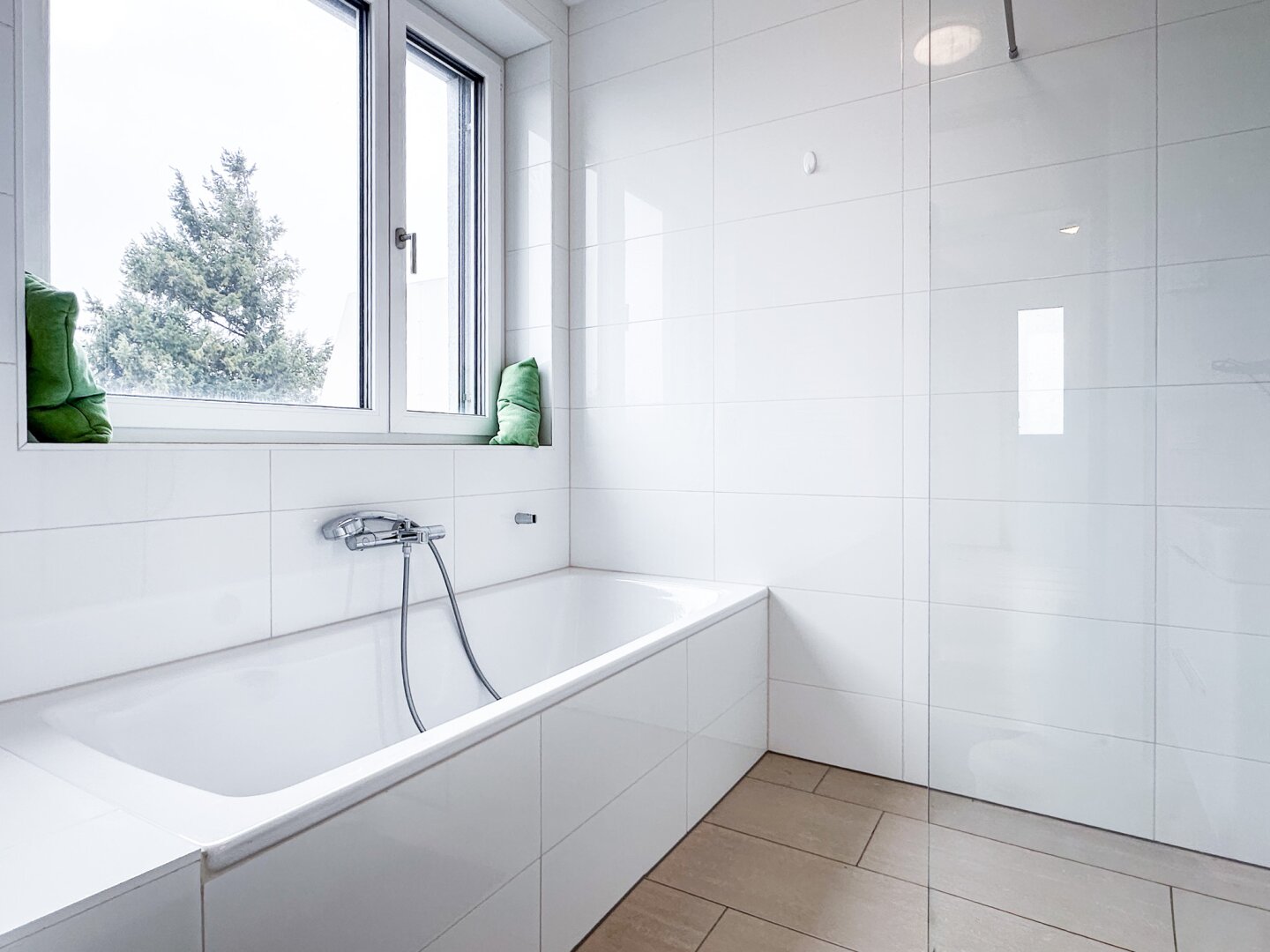 Traumhafte 3-Zimmerwohnung mit großer Dachterrasse: TOP-Zustand | Klimaanlage | Garagenplatz | Ruhelage