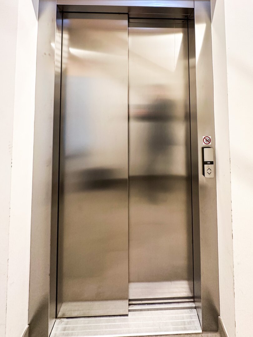 Traumhafte 3-Zimmerwohnung mit großer Dachterrasse: TOP-Zustand | Klimaanlage | Garagenplatz | Ruhelage