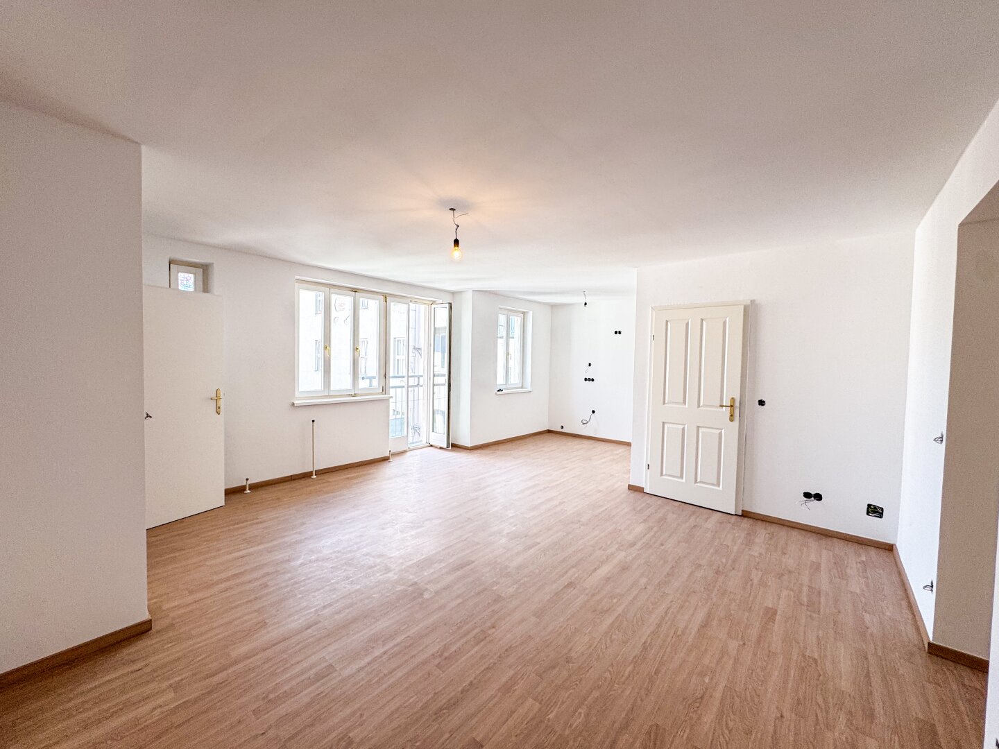 Helle 3-Zimmer-Wohnung im 4. Liftstock mit großer Wohnküche & französischem Balkon Nähe U1 Reumannplatz | Quellenplatz