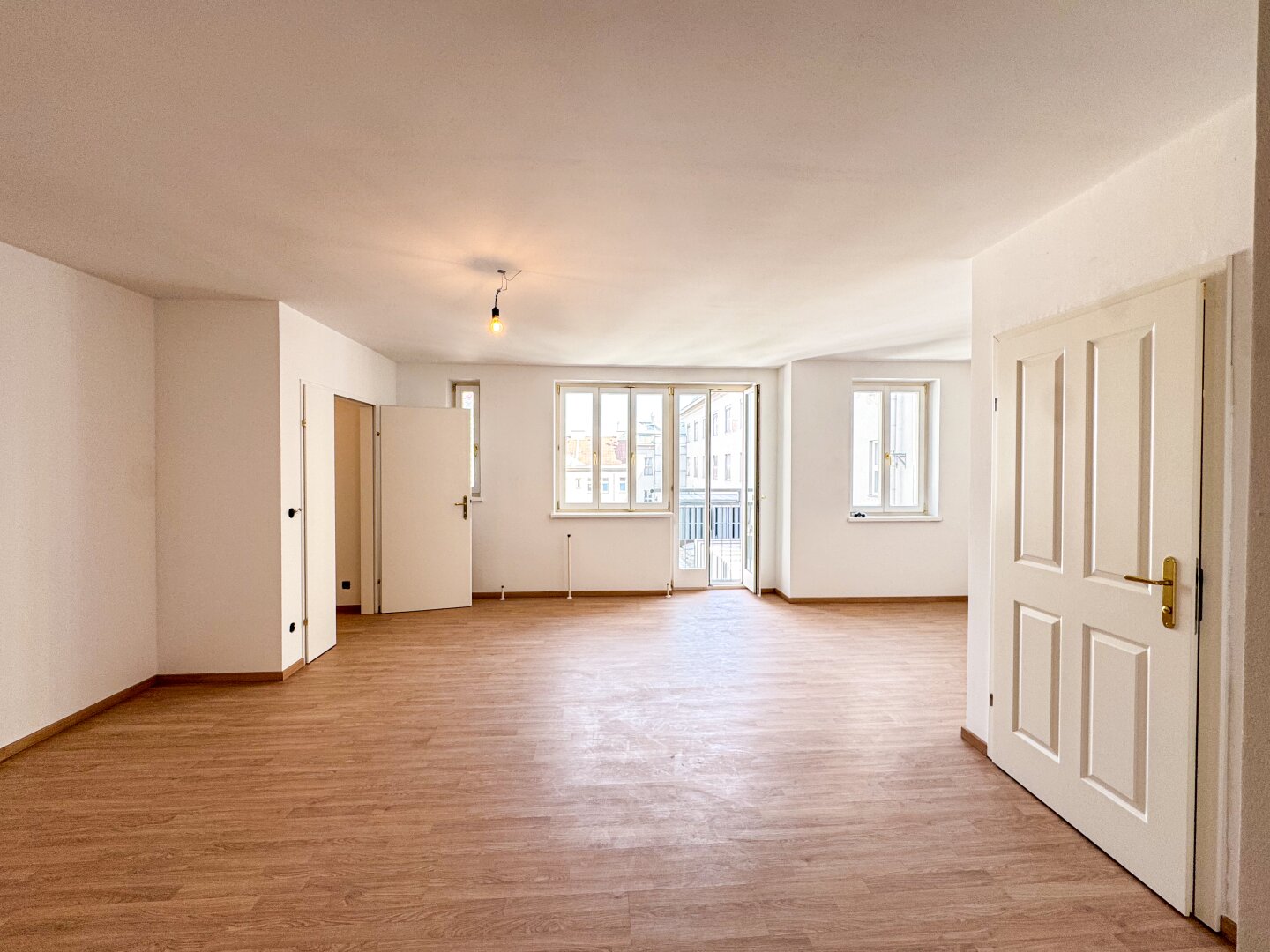 Helle 3-Zimmer-Wohnung im 4. Liftstock mit großer Wohnküche & französischem Balkon Nähe U1 Reumannplatz | Quellenplatz