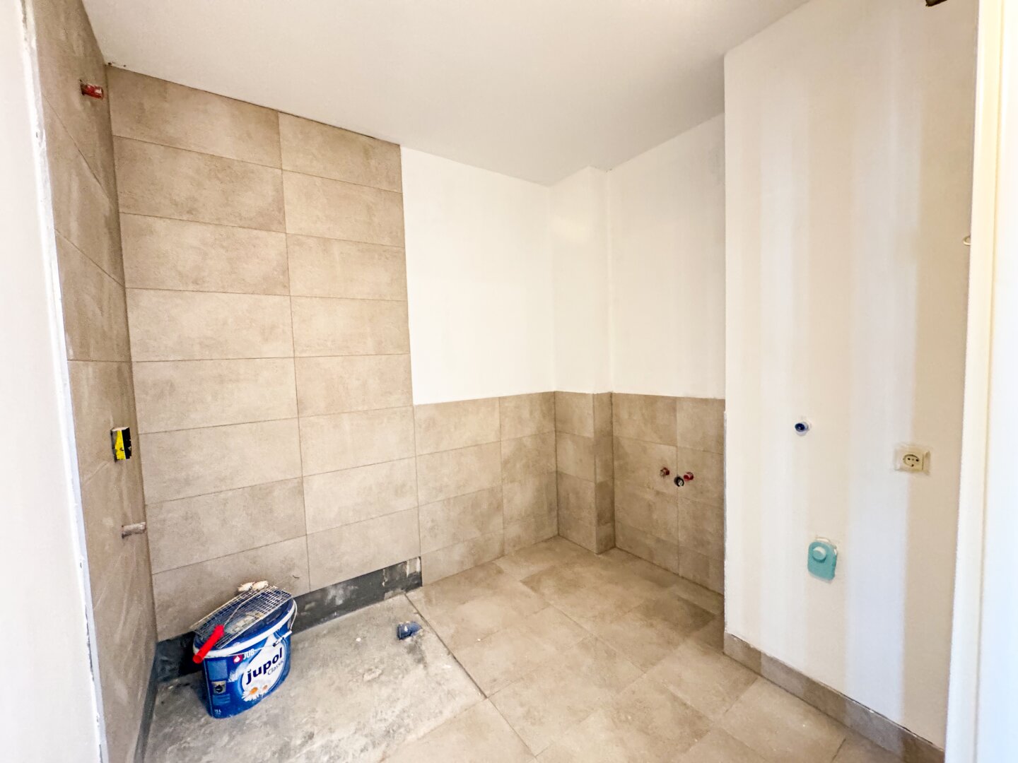 Helle 3-Zimmer-Wohnung im 4. Liftstock mit großer Wohnküche & französischem Balkon Nähe U1 Reumannplatz | Quellenplatz