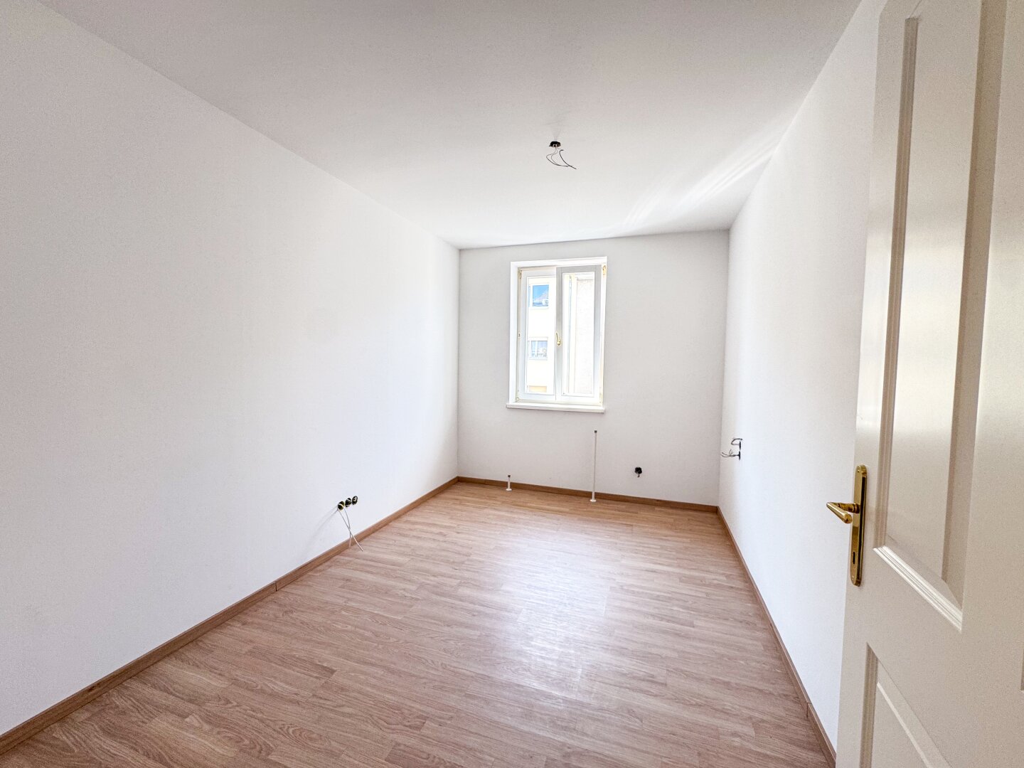 Helle 3-Zimmer-Wohnung im 4. Liftstock mit großer Wohnküche & französischem Balkon Nähe U1 Reumannplatz | Quellenplatz