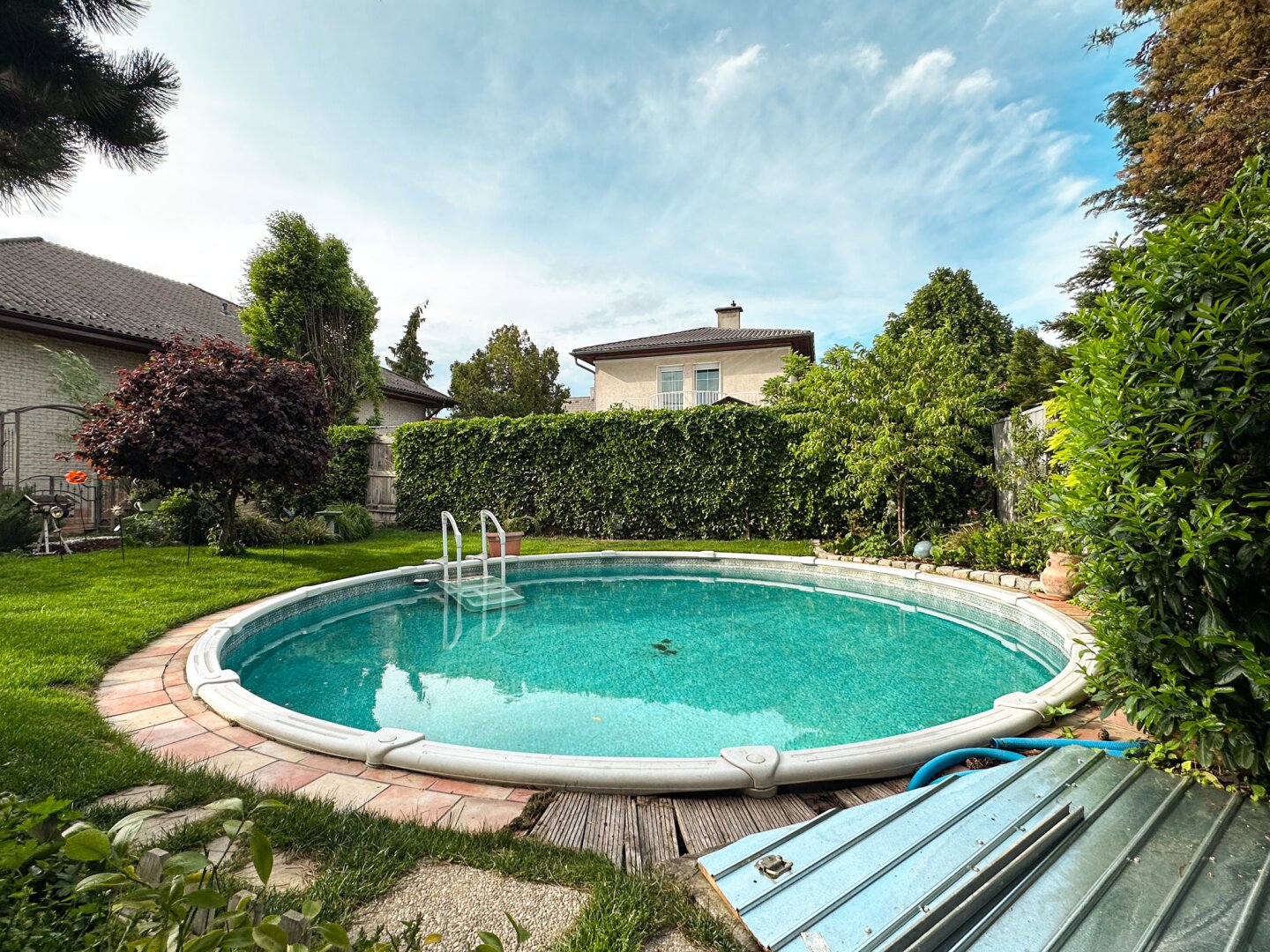 Traumhafte Doppelhaushälfte in Aspern: Voll unterkellert | Pool & Wintergarten | Renoviert