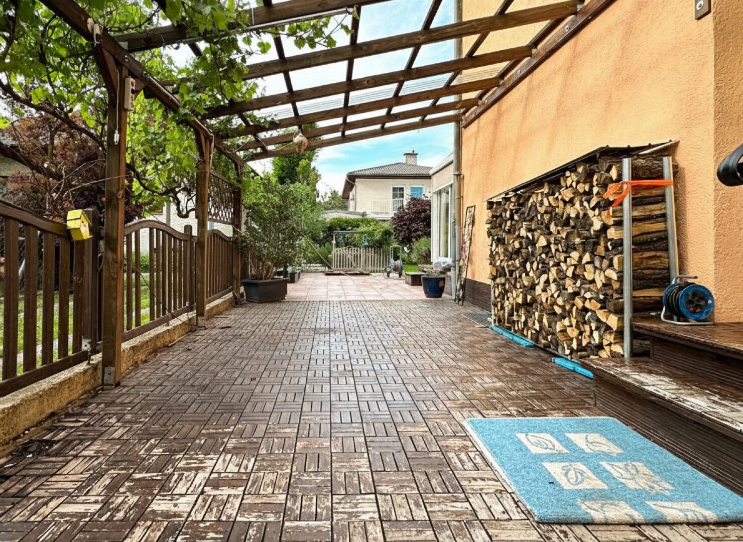 Traumhafte Doppelhaushälfte in Aspern: Voll unterkellert | Pool & Wintergarten | Renoviert