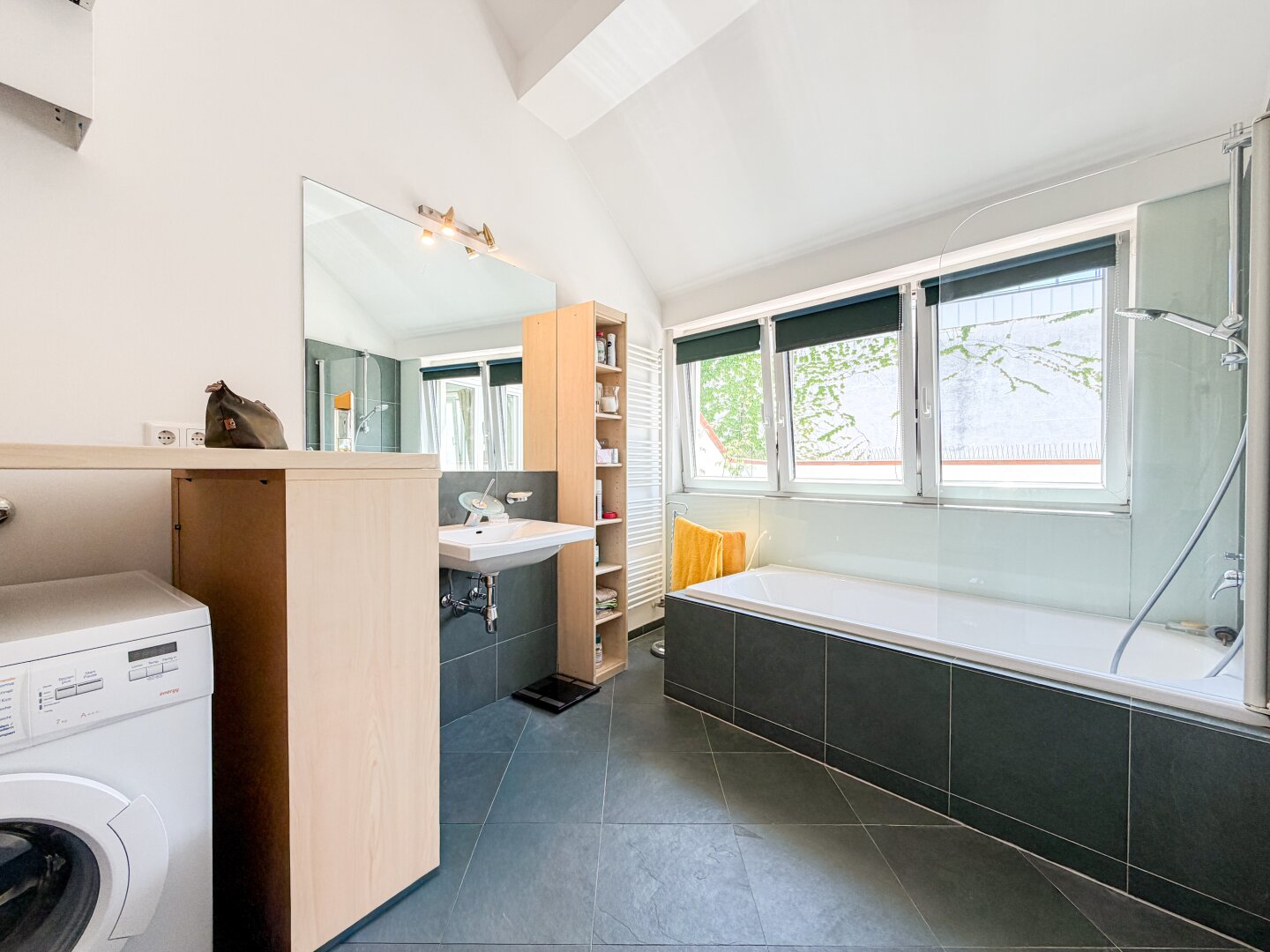 +++ Traumhafte 3-Zimmer-Dachgeschosswohnung I 2 DACHTERRASSEN mit ca. 28 m2 I Top-Lage Josefstadt +++