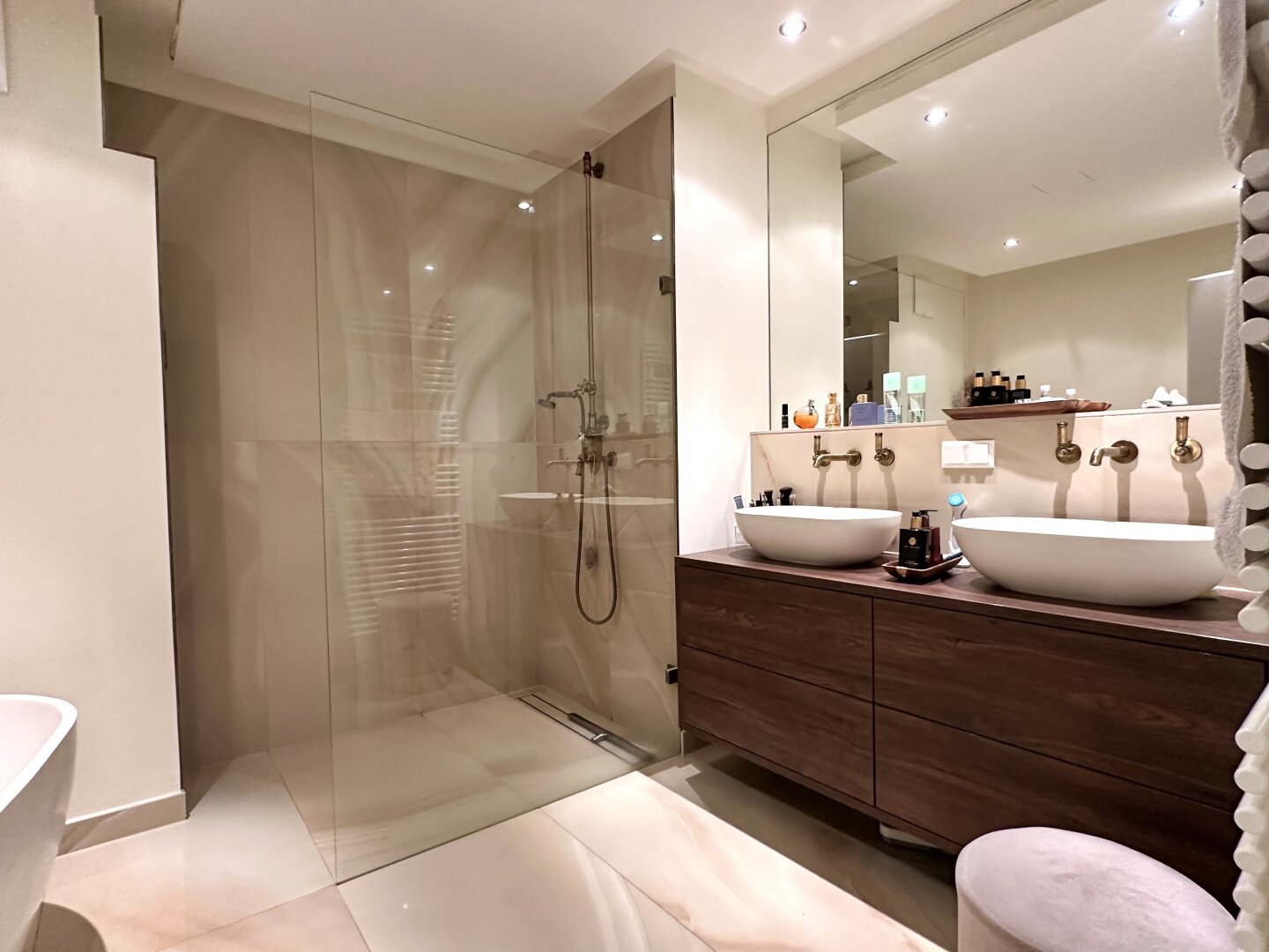 Familientraum im Grünen: Gartenwohnung mit Wellness & Sportbereich (Hallenbad, Sauna, Turnsaal)