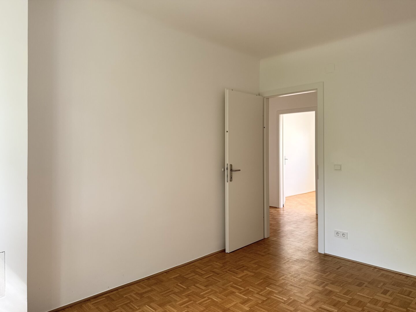 GARAGENPLATZ I 4 ZIMMER I SÜDSEITIGE TERRASSE I absolute Ruhelage I moderne Ausstattung