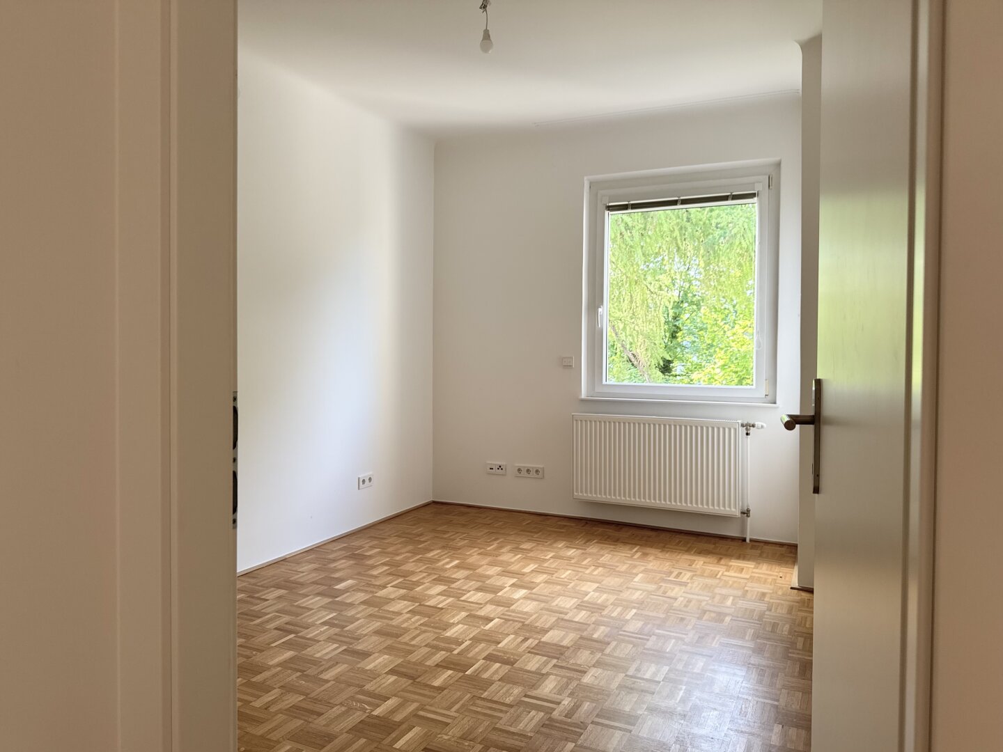 GARAGENPLATZ I 4 ZIMMER I SÜDSEITIGE TERRASSE I absolute Ruhelage I moderne Ausstattung