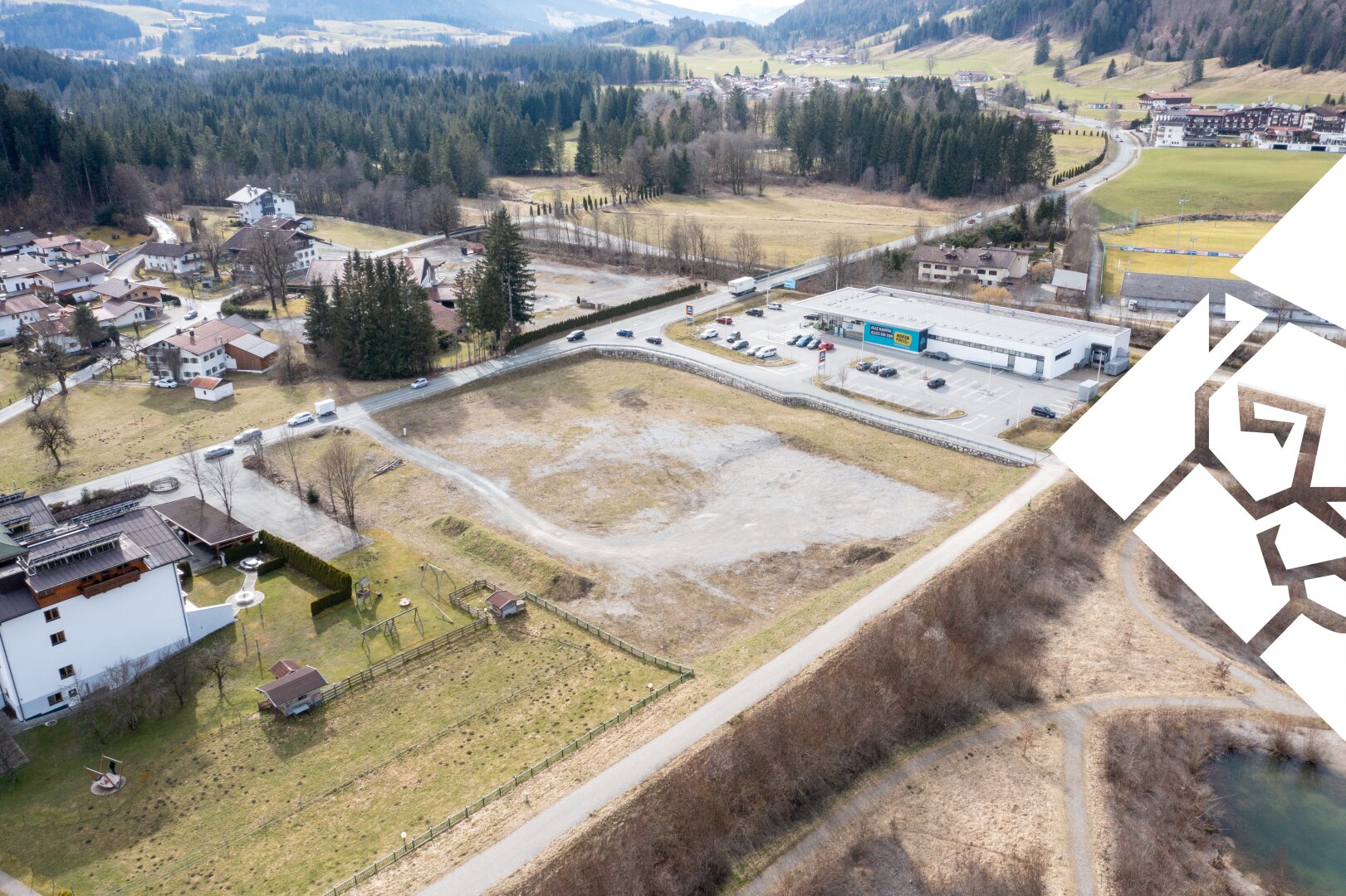 Toplage an der B172: Ihre Gelegenheit zum Kauf eines Gewerbe- und Produktionsgrundstücks in Kössen