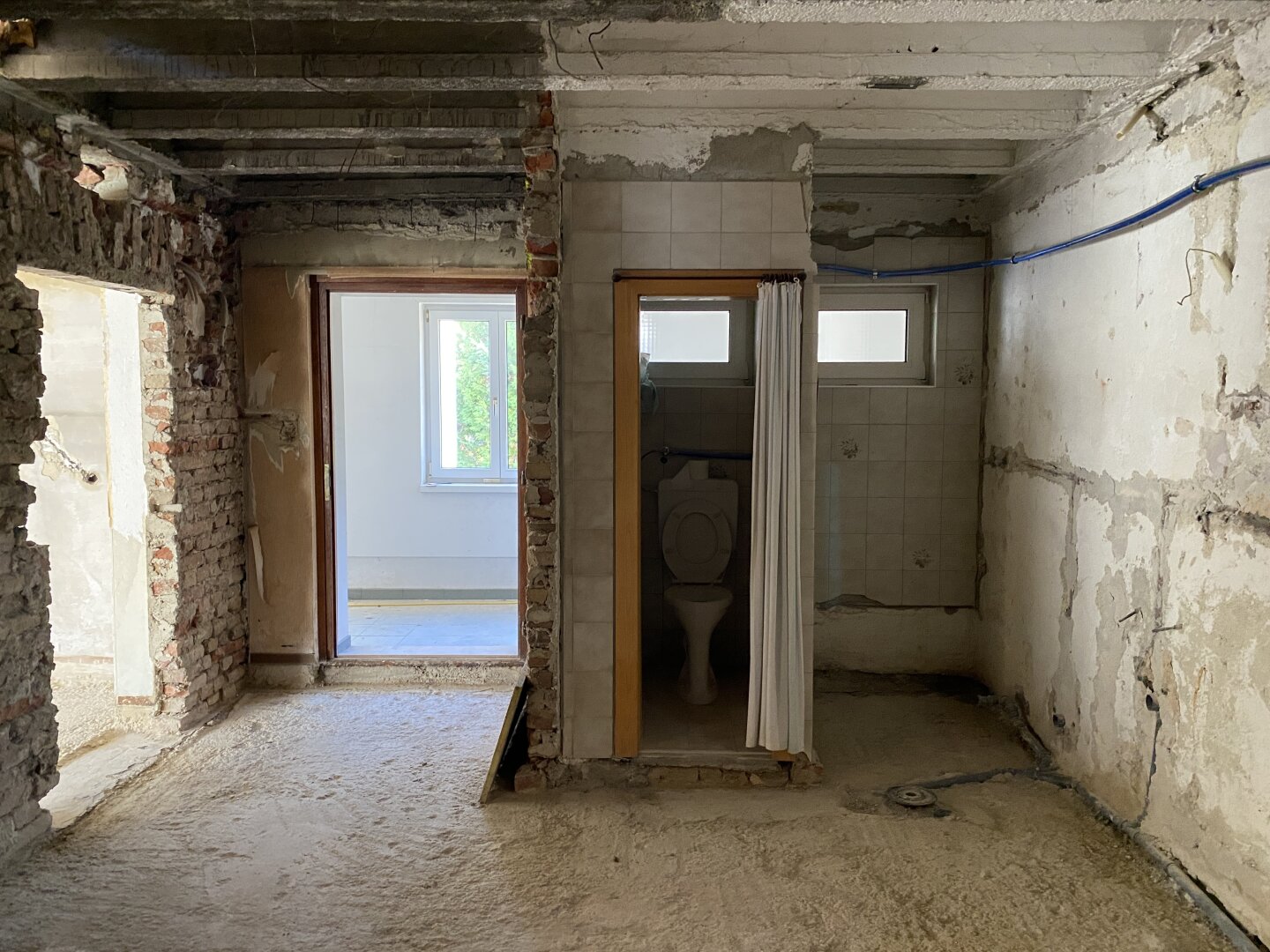 Ein Ort mit Perspektive – Sonniges Grundstück mit entkerntem Bestandsgebäude in Breitenfurt | ZELLMANN IMMOBILIEN