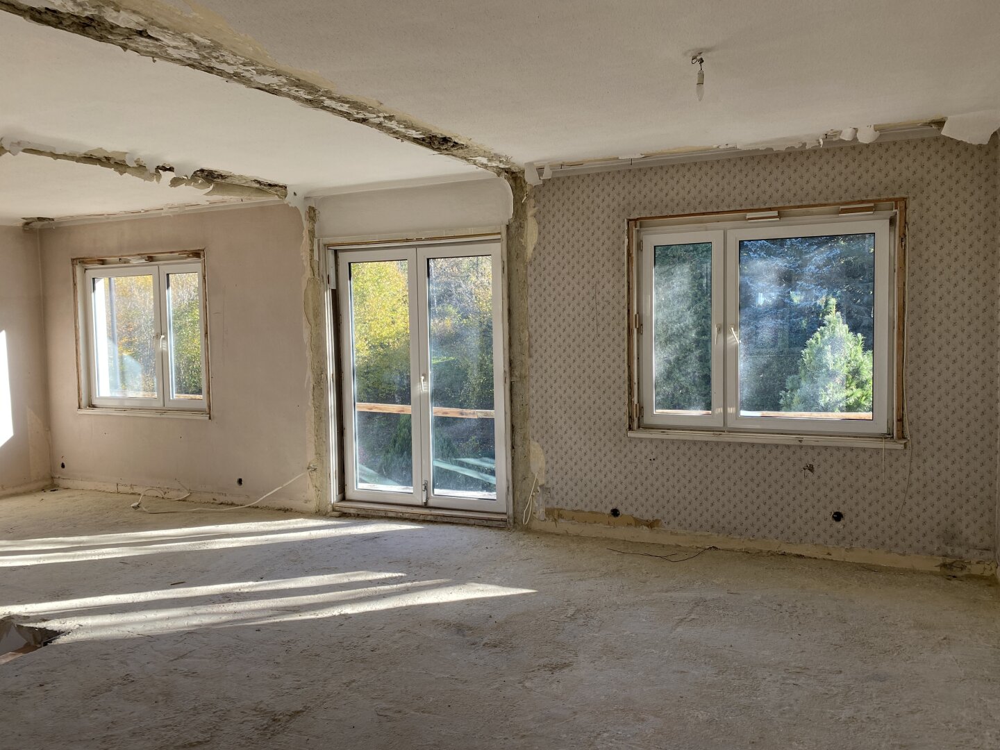 Ein Ort mit Perspektive – Sonniges Grundstück mit entkerntem Bestandsgebäude in Breitenfurt | ZELLMANN IMMOBILIEN