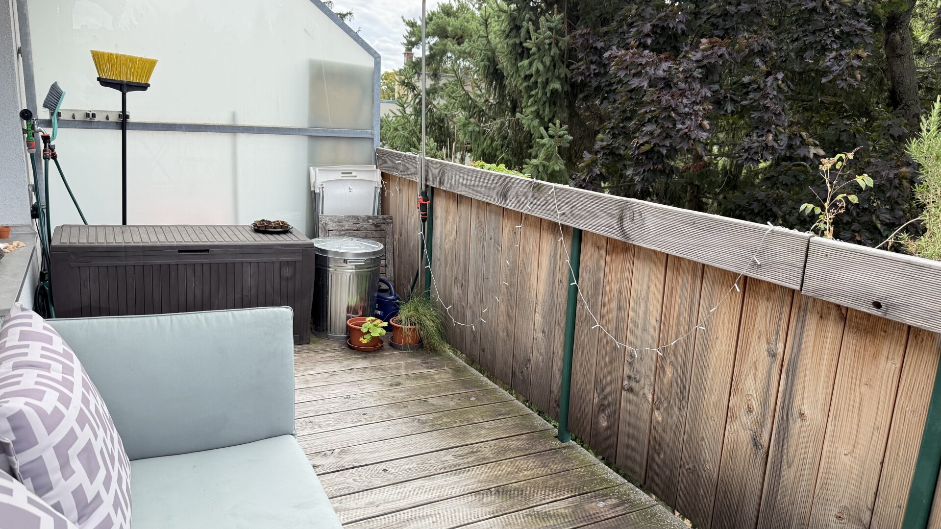 Mauer "Licht. Ruhe. Effizienz. Stilvolle Maisonette mit Südterrasse" | ZELLMANN IMMOBILIEN