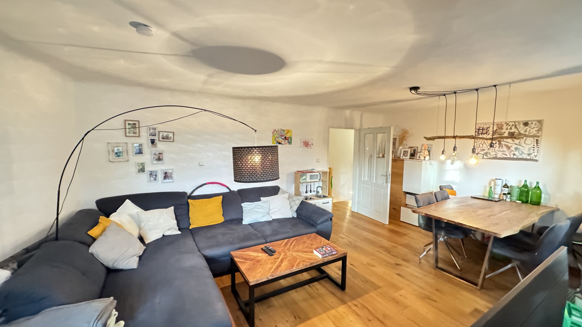 Mauer "Licht. Ruhe. Effizienz. Stilvolle Maisonette mit Südterrasse" | ZELLMANN IMMOBILIEN