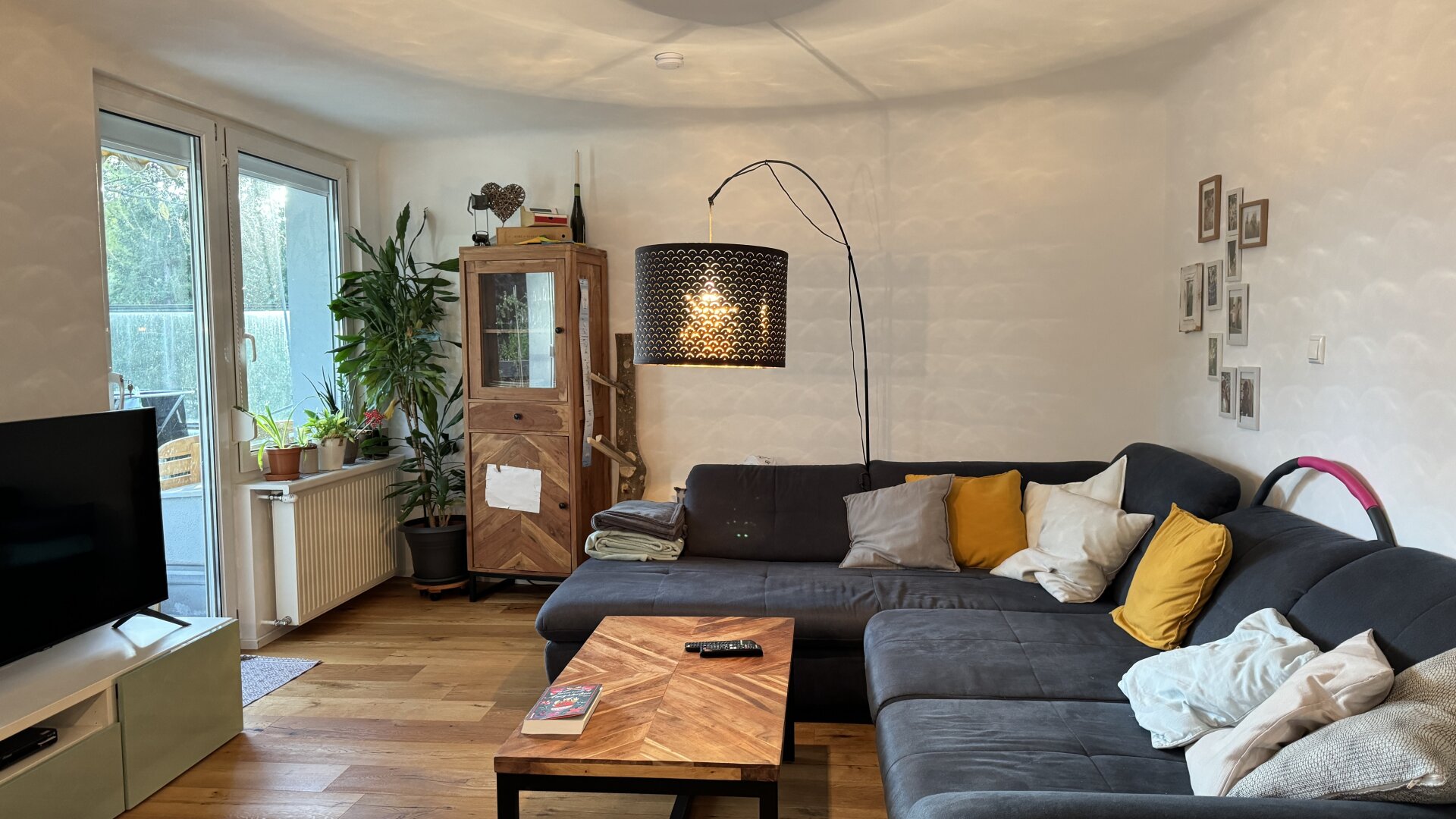 Mauer "Licht. Ruhe. Effizienz. Stilvolle Maisonette mit Südterrasse" | ZELLMANN IMMOBILIEN