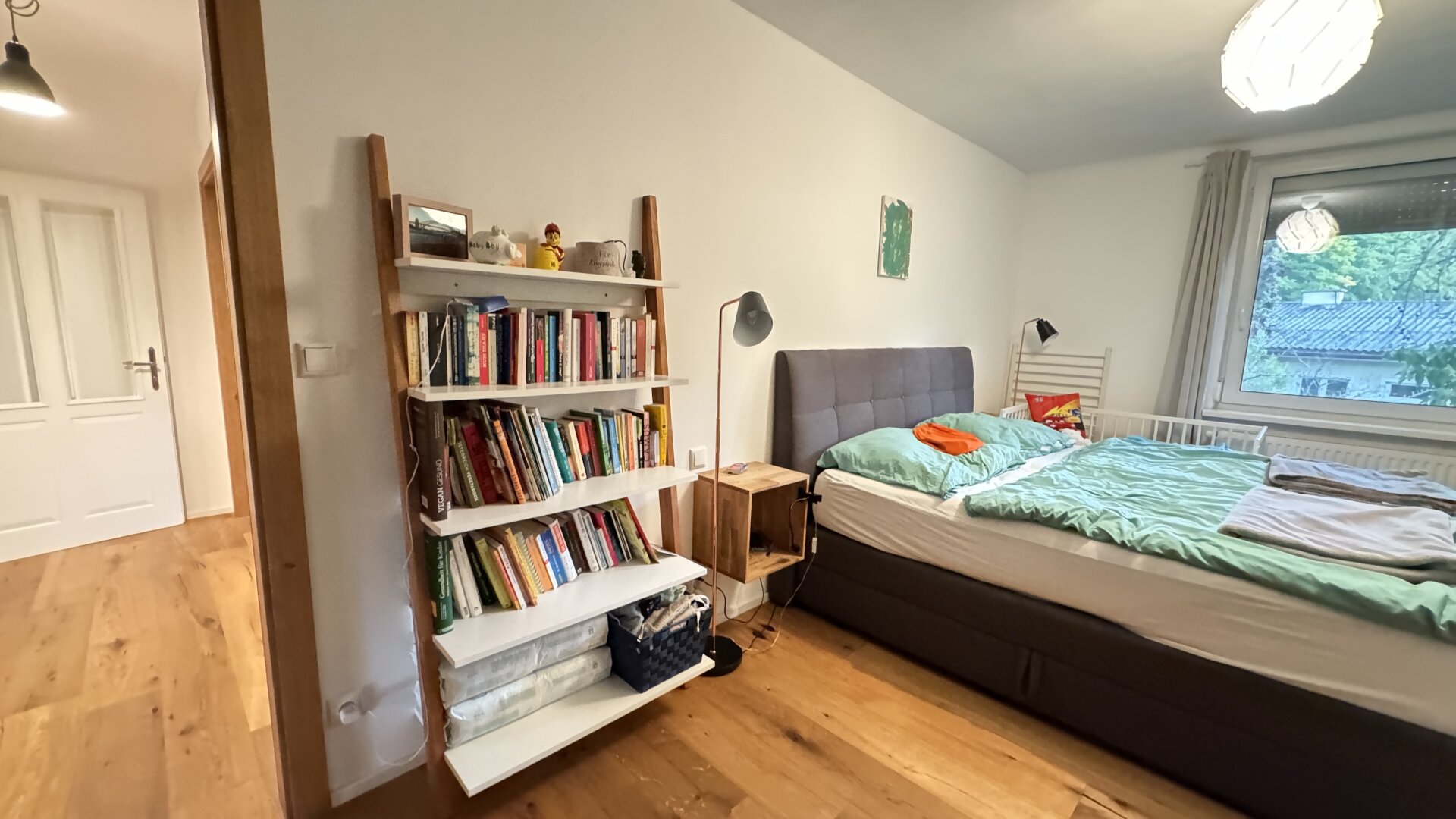 Mauer "Licht. Ruhe. Effizienz. Stilvolle Maisonette mit Südterrasse" | ZELLMANN IMMOBILIEN