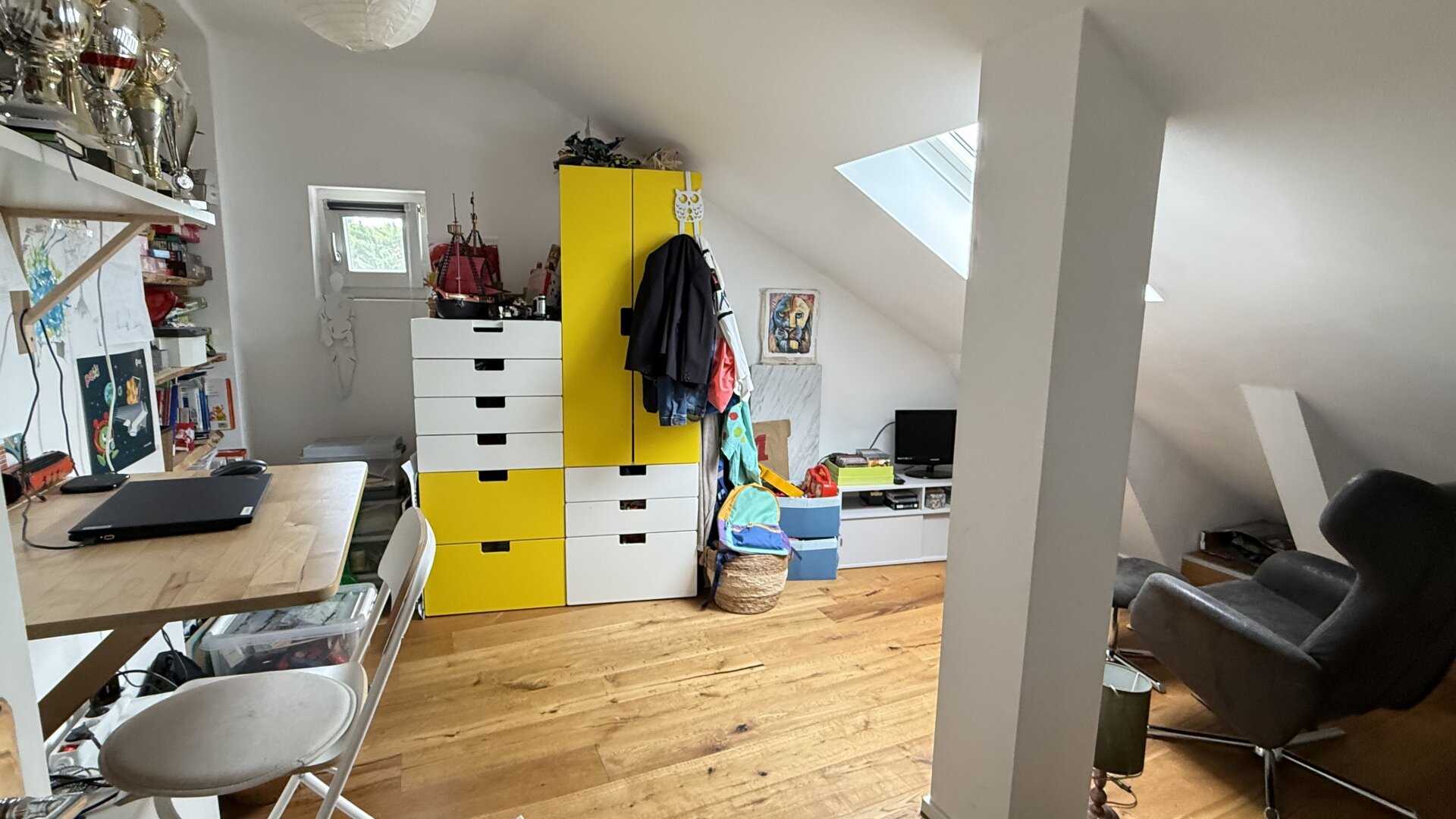 Mauer "Licht. Ruhe. Effizienz. Stilvolle Maisonette mit Südterrasse" | ZELLMANN IMMOBILIEN