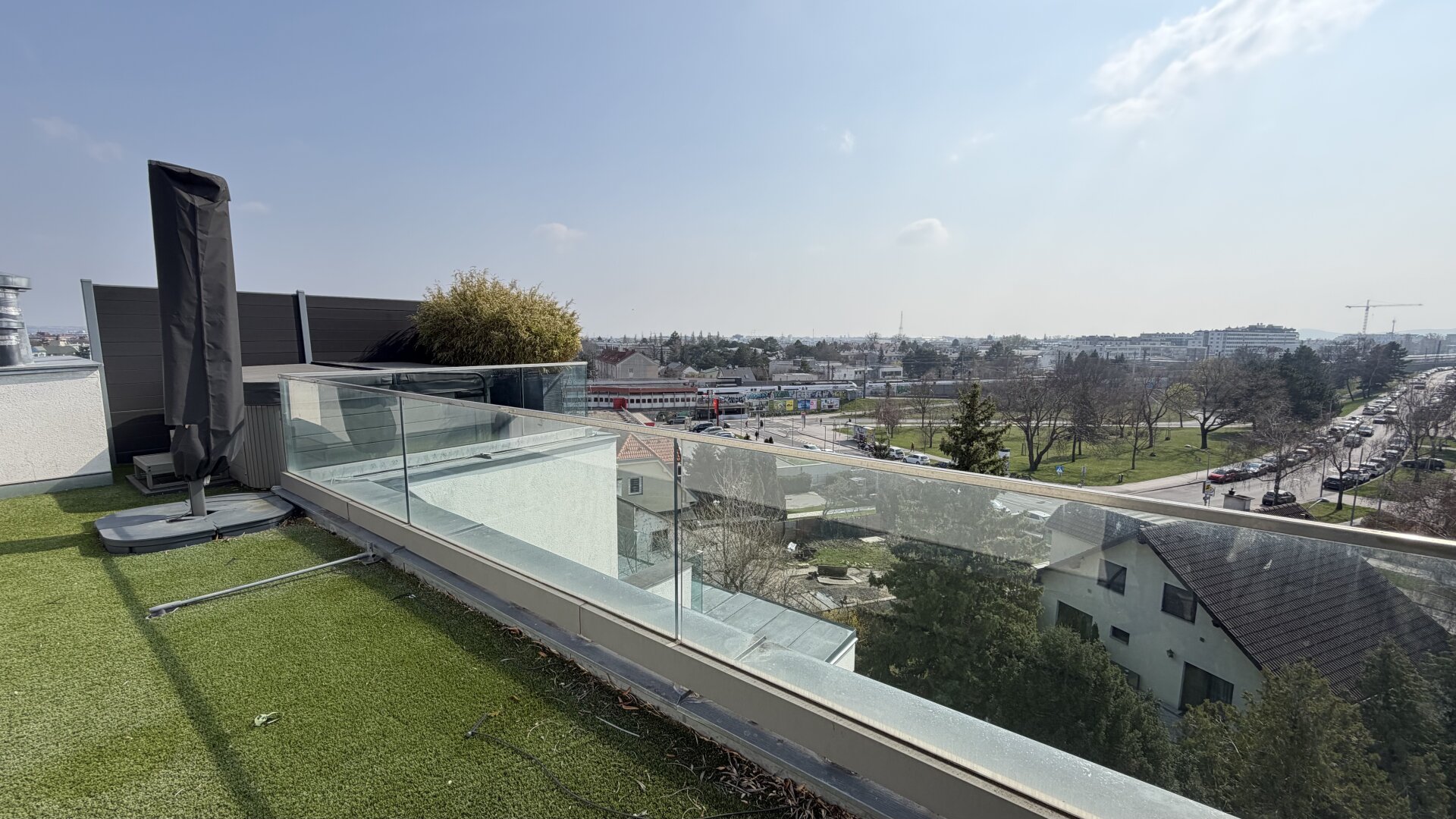 Luxuriöses Dachgeschossjuwel – Traumterrasse mit Rundumblick & Jacuzzi | ZELLMANN IMMOBILIEN