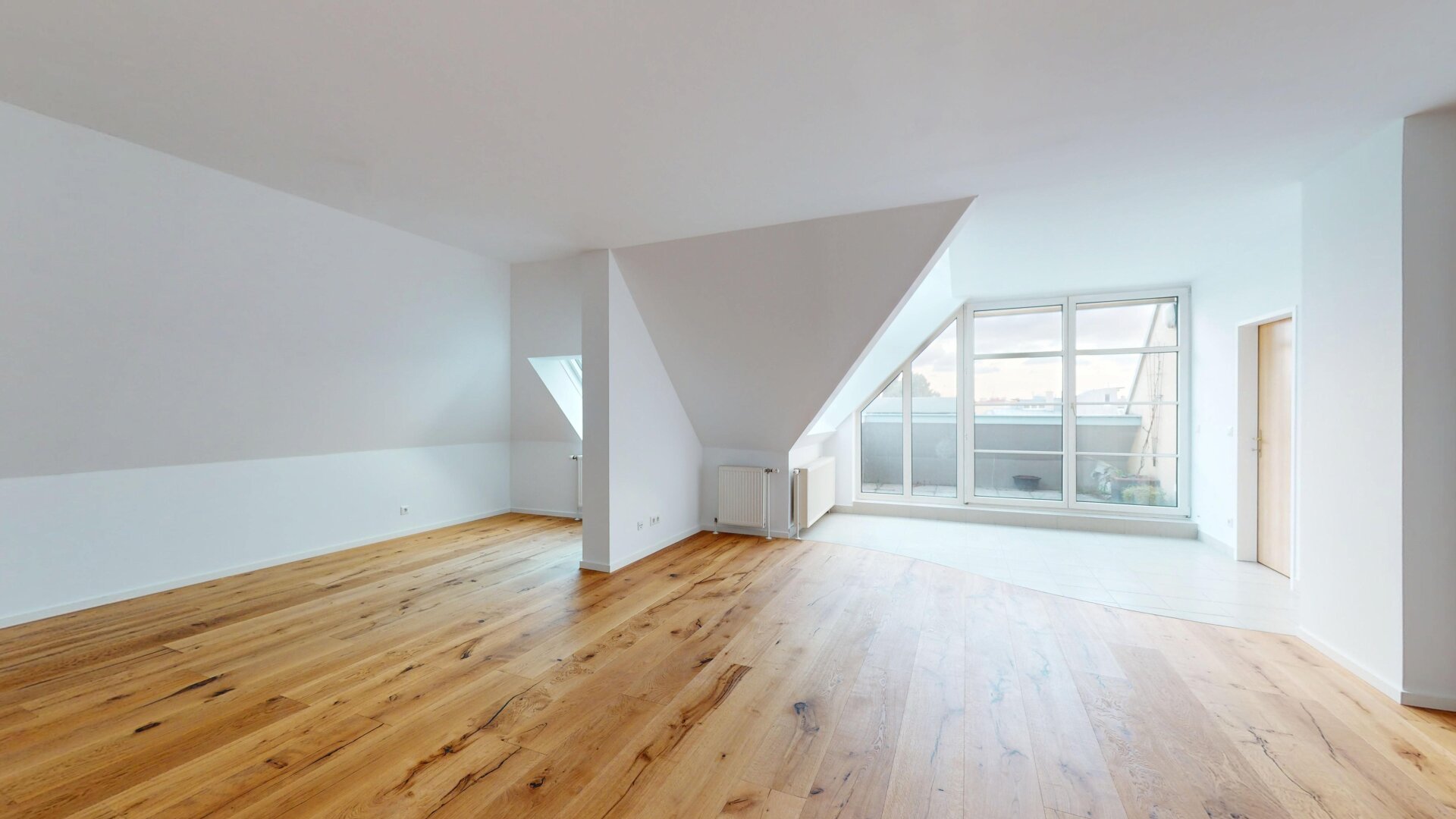 LIESING - Nähe Riverside | geräumige Dachgeschosswohnung mit großzügigem Wohnbereich, Terrasse & extra Küche | ZELLMANN IMMOBILIEN