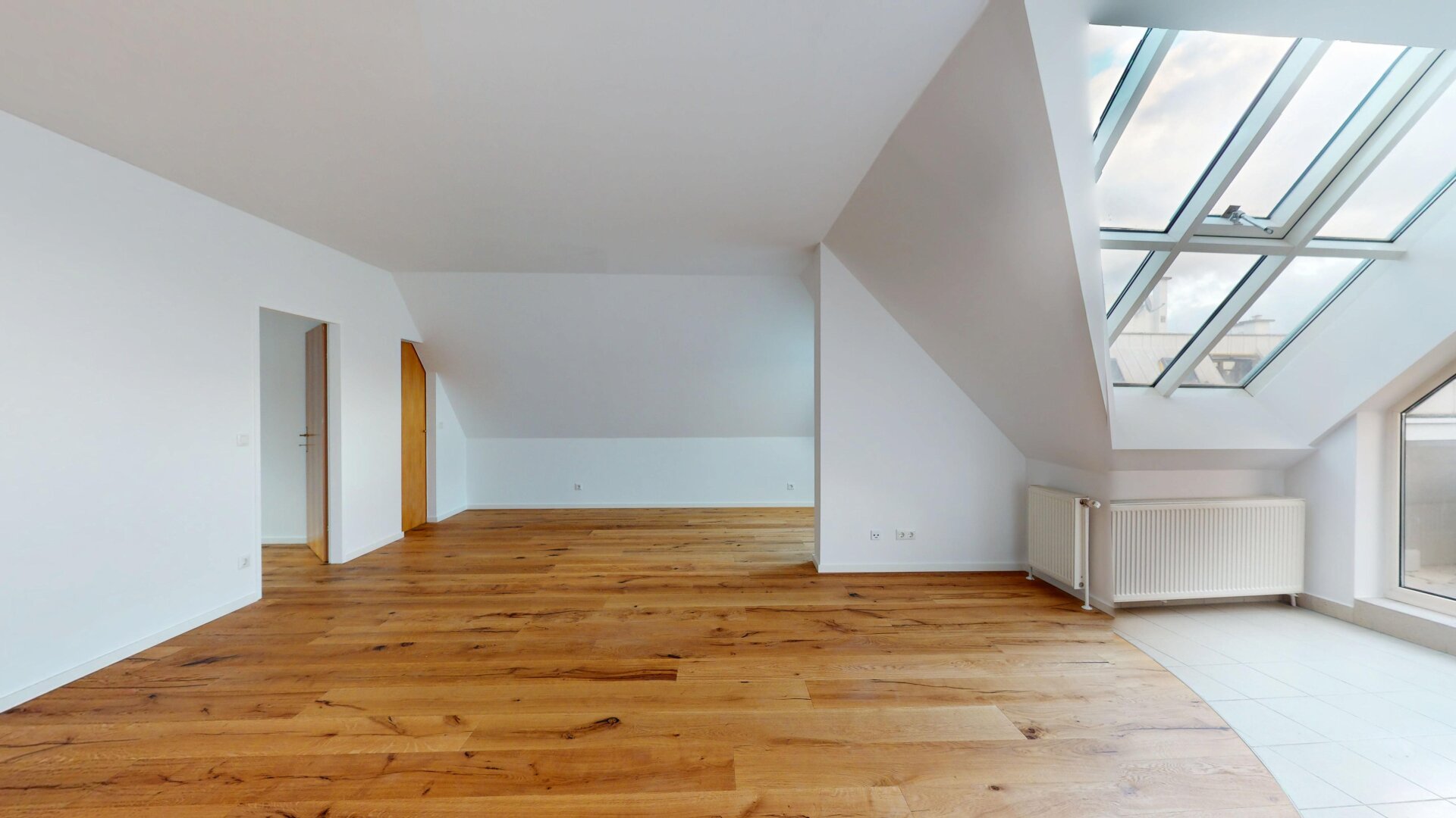 LIESING - Nähe Riverside | geräumige Dachgeschosswohnung mit großzügigem Wohnbereich, Terrasse & extra Küche | ZELLMANN IMMOBILIEN