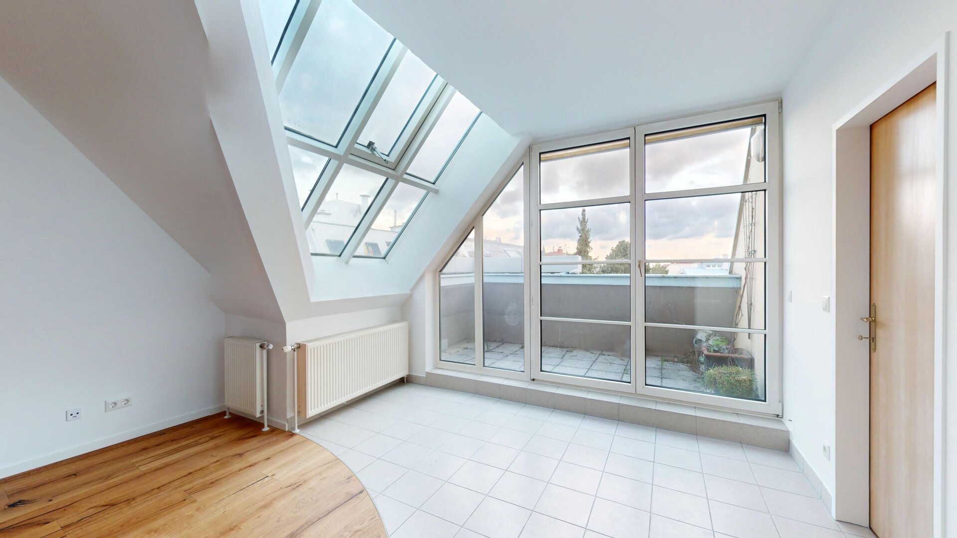 LIESING - Nähe Riverside | geräumige Dachgeschosswohnung mit großzügigem Wohnbereich, Terrasse & extra Küche | ZELLMANN IMMOBILIEN