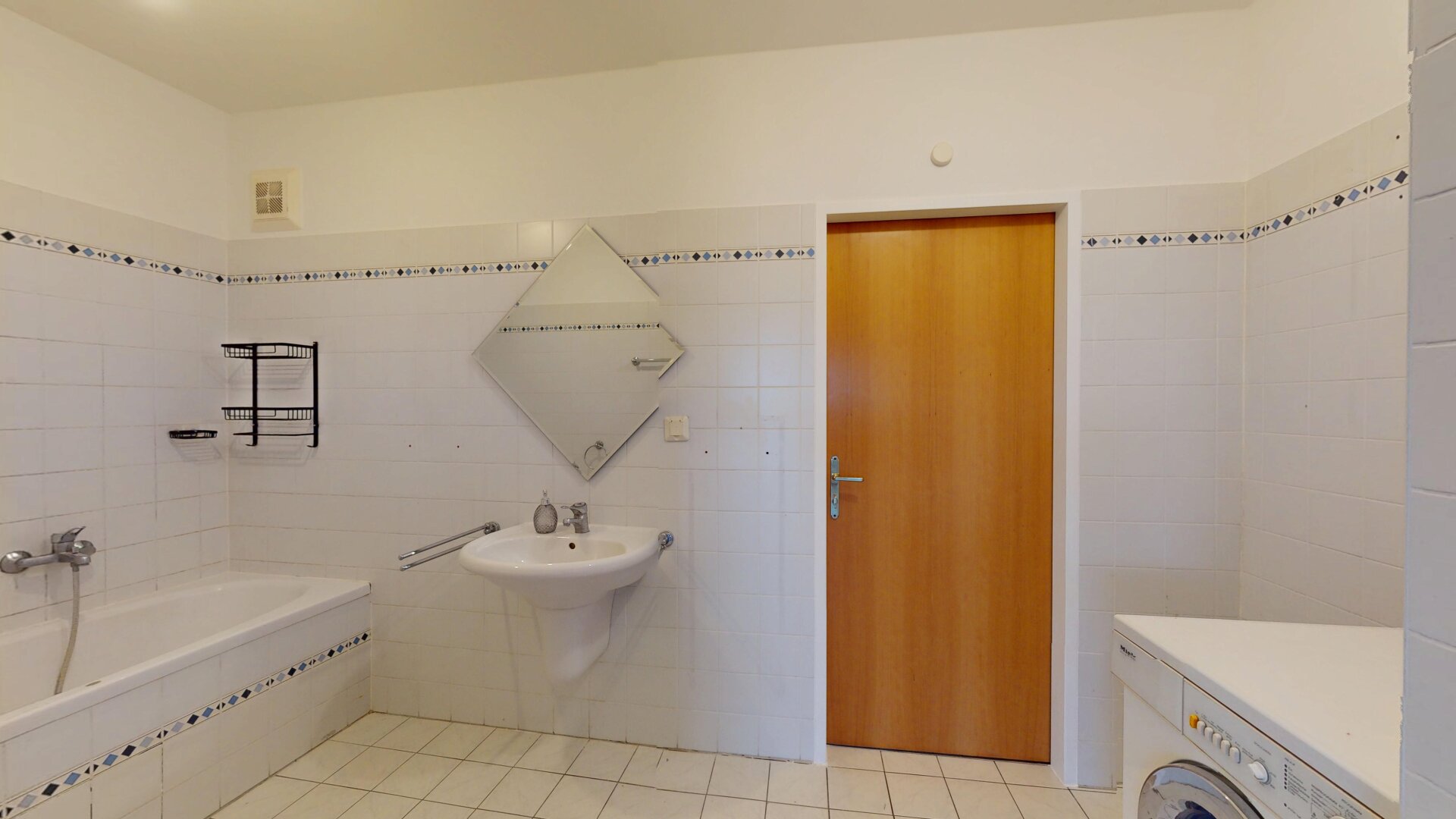 LIESING - Nähe Riverside | geräumige Dachgeschosswohnung mit großzügigem Wohnbereich, Terrasse & extra Küche | ZELLMANN IMMOBILIEN