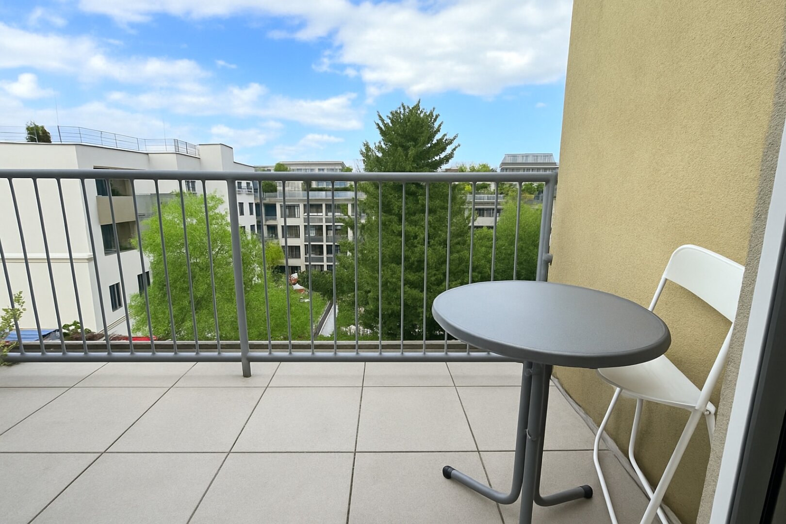 Dachgeschossperle - 3 Zimmer mit Terrasse und Garagenplatz in Ruhelage | ZELLMANN IMMOBILIEN