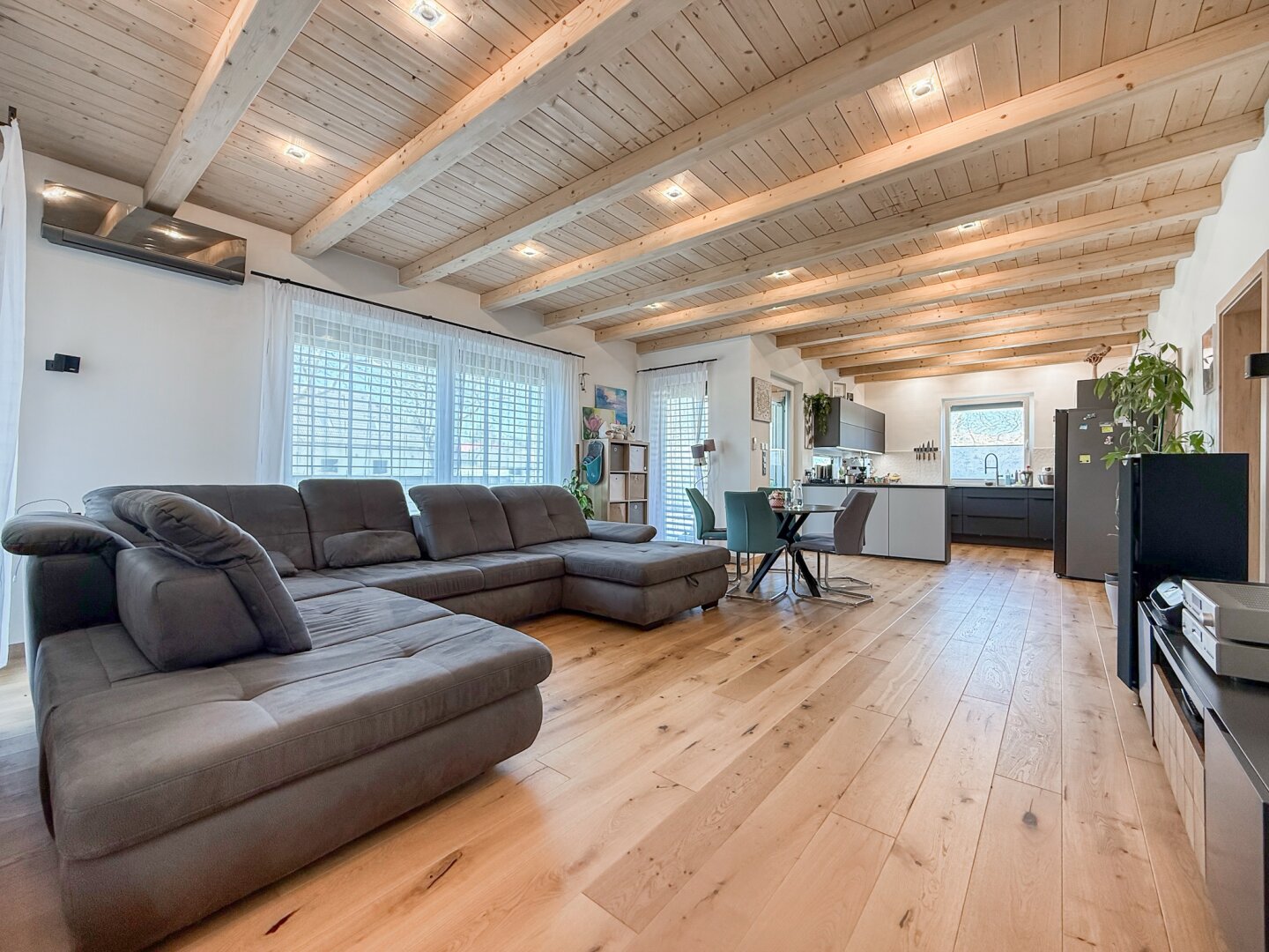 Ankommen, durchatmen, zuhause sein – stilvolles Neubauhaus mit großzügigem Garten und Top-Energieeffizienz | ZELLMANN IMMOBILIEN