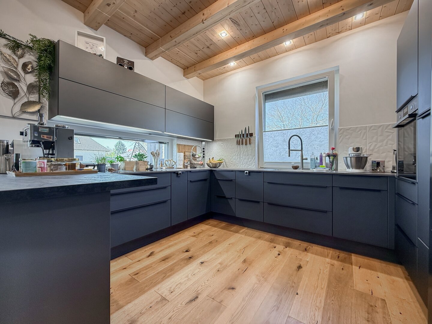 Ankommen, durchatmen, zuhause sein – stilvolles Neubauhaus mit großzügigem Garten und Top-Energieeffizienz | ZELLMANN IMMOBILIEN