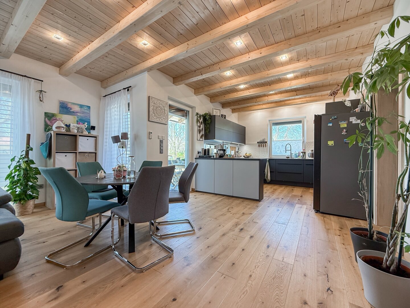 Ankommen, durchatmen, zuhause sein – stilvolles Neubauhaus mit großzügigem Garten und Top-Energieeffizienz | ZELLMANN IMMOBILIEN