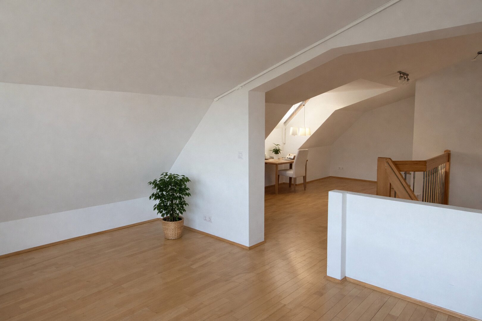 Lichtdurchflutete Dachgeschosswohnung mit Terrasse und Fernblick in Ruhelage von Wien-Rodaun | ZELLMANN IMMOBILIEN