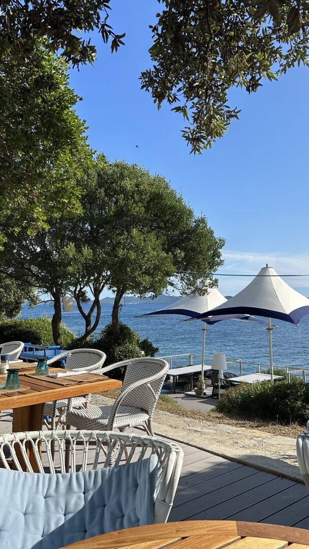 Exklusive Ferienresidenz am Meer – stilvolles Eigentum im Dachgeschoss in Punta Skala | ZELLMANN IMMOBILIEN