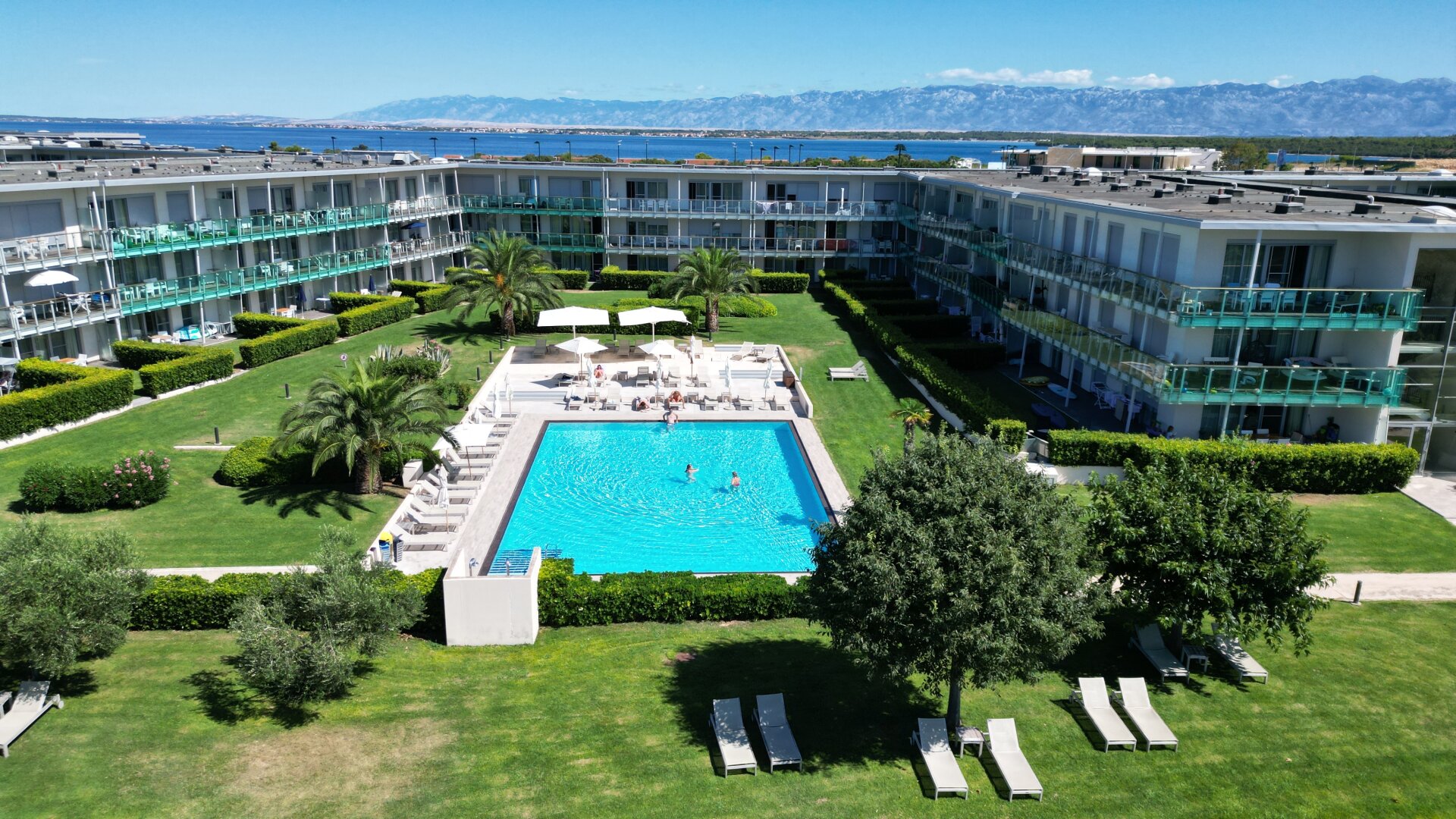 Exklusive Ferienresidenz am Meer – stilvolles Eigentum im Dachgeschoss in Punta Skala | ZELLMANN IMMOBILIEN