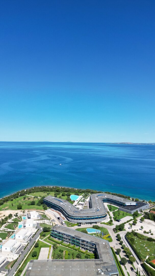 Exklusive Ferienresidenz am Meer – stilvolles Eigentum im Dachgeschoss in Punta Skala | ZELLMANN IMMOBILIEN