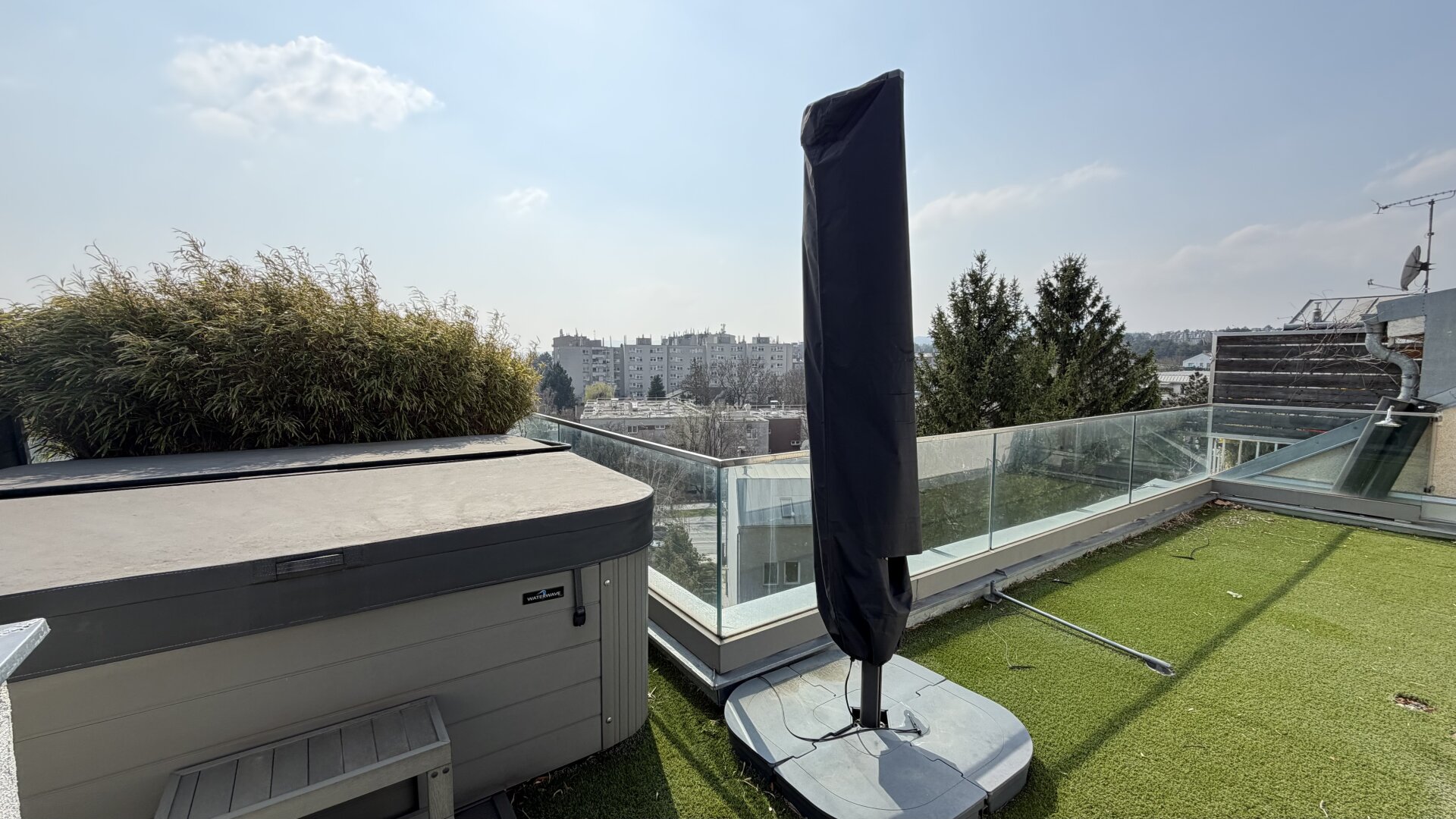 Luxuriöses Dachgeschossjuwel – Traumterrasse mit Rundumblick & Jacuzzi | ZELLMANN IMMOBILIEN