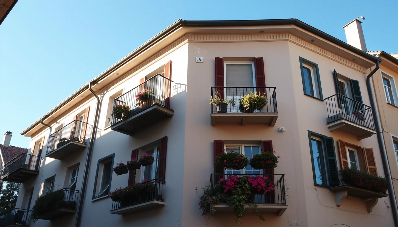 KI-Symbolbild: Die Fassade eines gepflegten Wohnhauses mit Balkonen und Blumenkästen unter klarem blauem Himmel.