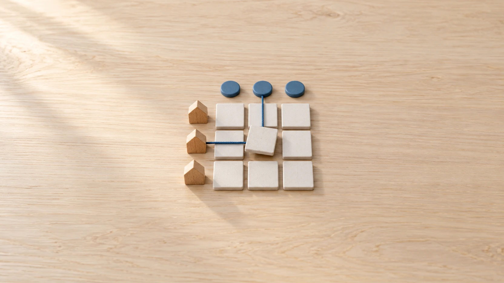 KI-Symbolbild: Ein Raster aus unbeschrifteten Keramikplatten mit Holzhaus-Symbolen und blauen Spaltenmarkierungen; Schnüre verbinden eine hervorgehobene Zelle mit ihrer Zeile und Spalte.