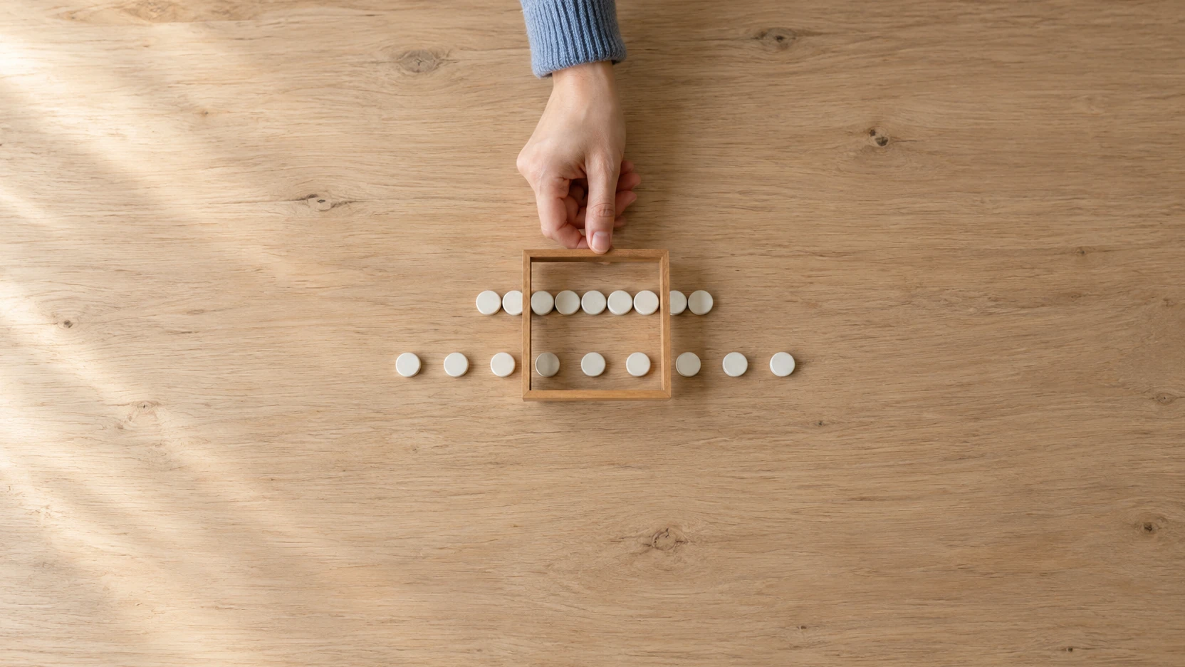 KI-Symbolbild: Eine Hand vergleicht den Suchausschnitt einer engen und einer breiten Marker-Verteilung mit gleicher Mitte.