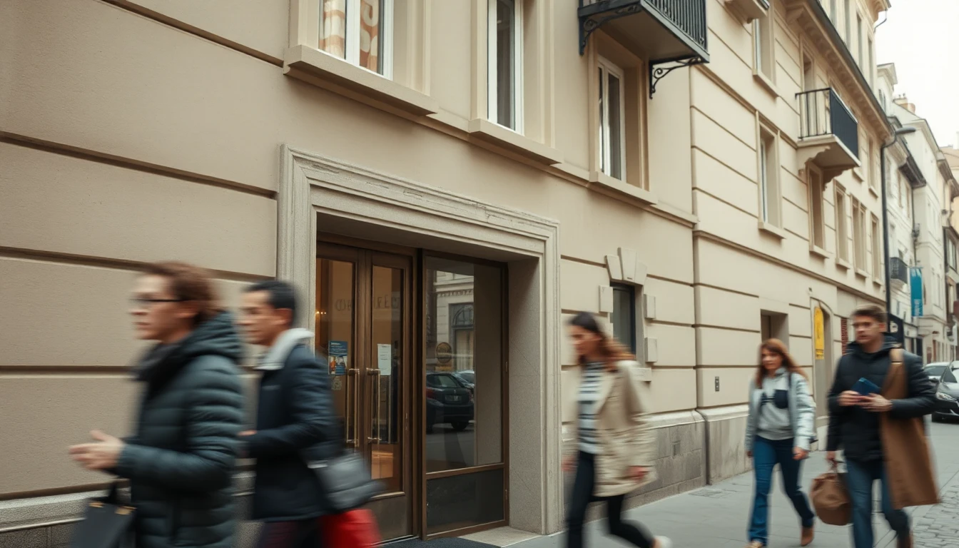 KI-Symbolbild: Eingangsbereich eines Altbaus an einer belebten Straße, davor gehen mehrere Passanten leicht verwischt vorbei.