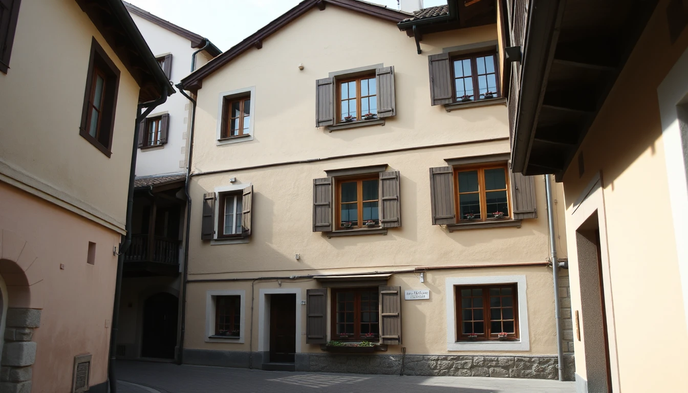 KI-Symbolbild: Ein altes Stadthaus mit heller Fassade, hölzernen Fensterläden und mehreren Geschoßen in einer engen Gasse bei weichem Tageslicht.